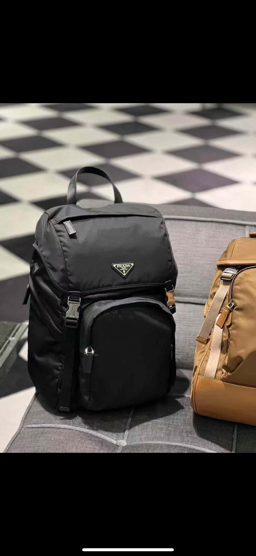 Prada Planting grass, the size is suitable for both men and women. Black is simple and elegant, yet fashionable for business~ It is also suitable