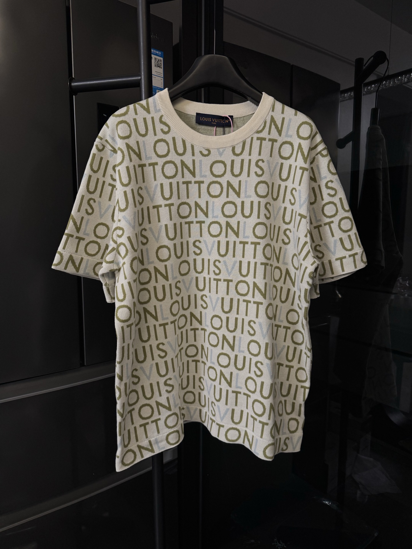 P165 [Día siguiente] Louis Vuitton / Louis Vuitton 26Ss manga corta en contraste con letras jacquard con estampado comp…