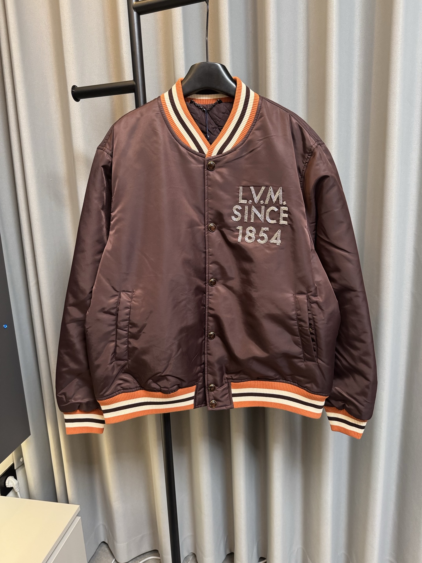 P365 [Réplica de alta gama] LOUIS VUITTO/Louis 26FW 1V Chaqueta estilo bomber decorada con bordado de letras marrón 185…