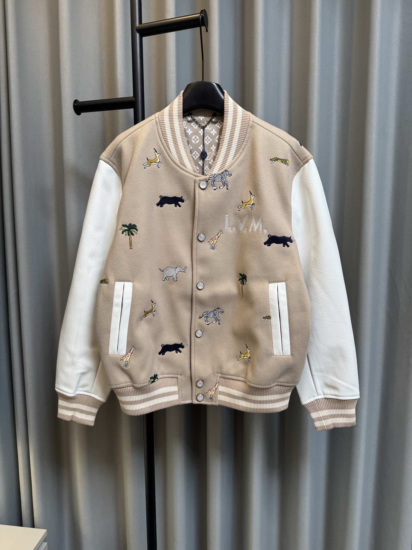 P390 [Réplica de alta gama] Louis Vuitton Louis Vuitton 26FW Chaqueta de béisbol bordada Animal Park (caqui) Versión al…