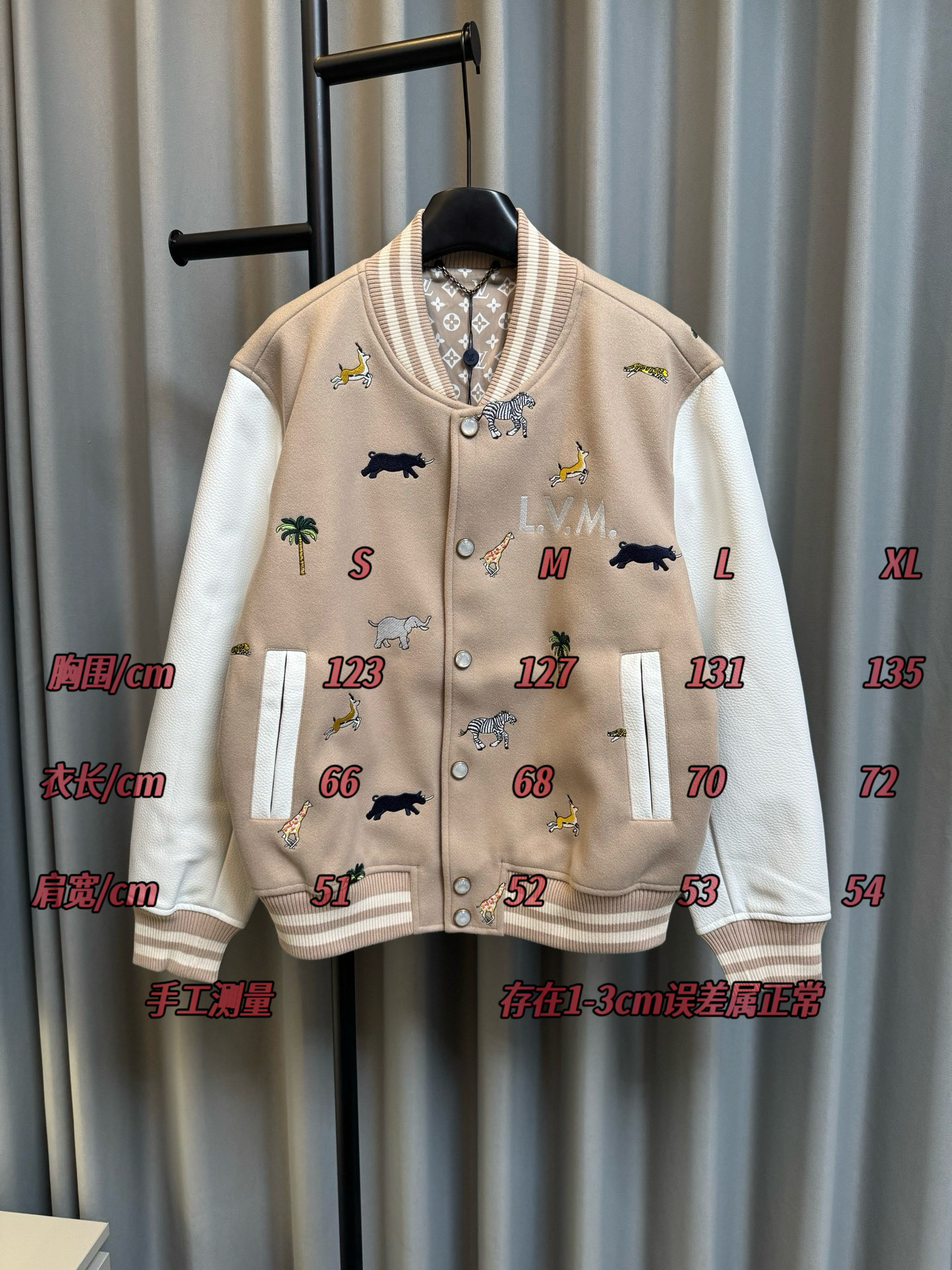 #tabla de tallas Louis Vuitton Louis Vuitton 26FW Chaqueta de béisbol bordada Animal Park (caqui) P390