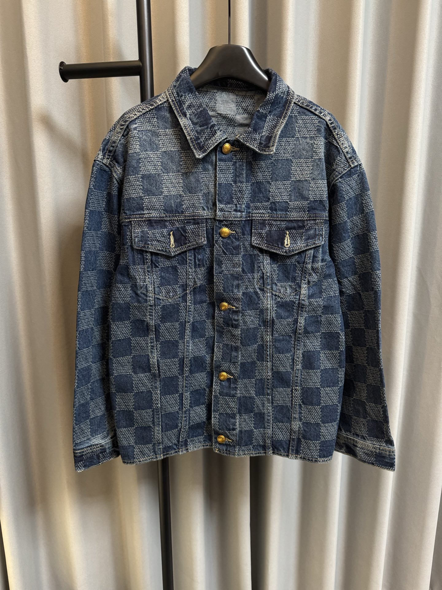 P150 [Día siguiente] LOUIS VUITTON/Louis 26FW Chaqueta vaquera con estampado de cuadros jacquard 1854 (azul; también ha…