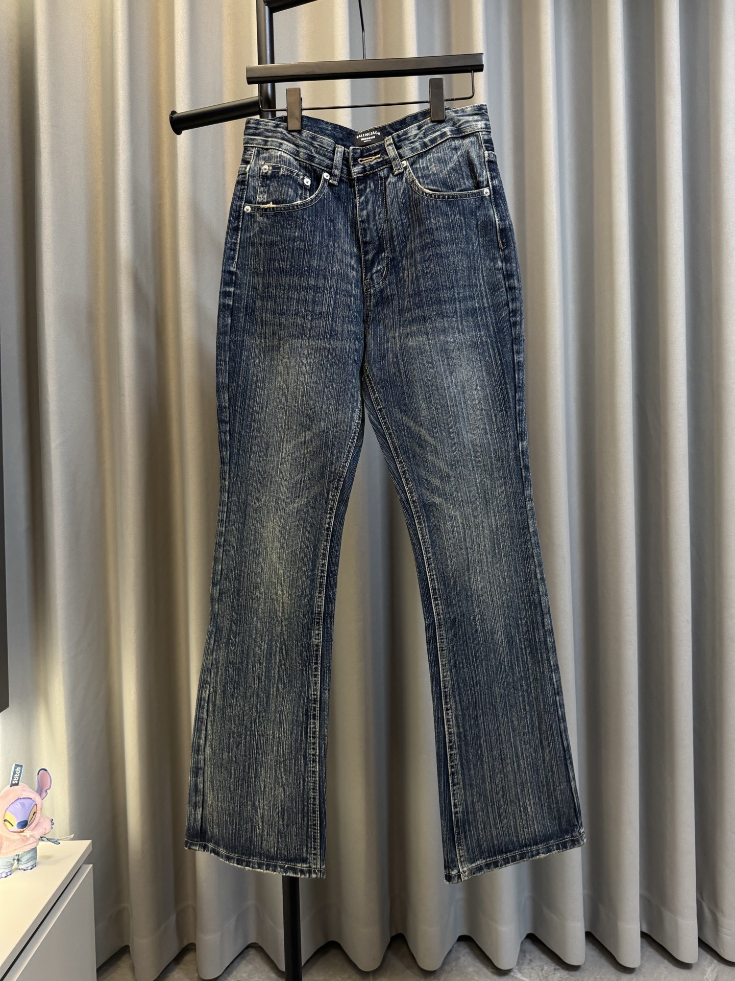 P115 [al día siguiente] BALENCIAGA/Paris 26FW BLCG vaqueros lavados acampanados con textura de espiga y rayas (azul) te…