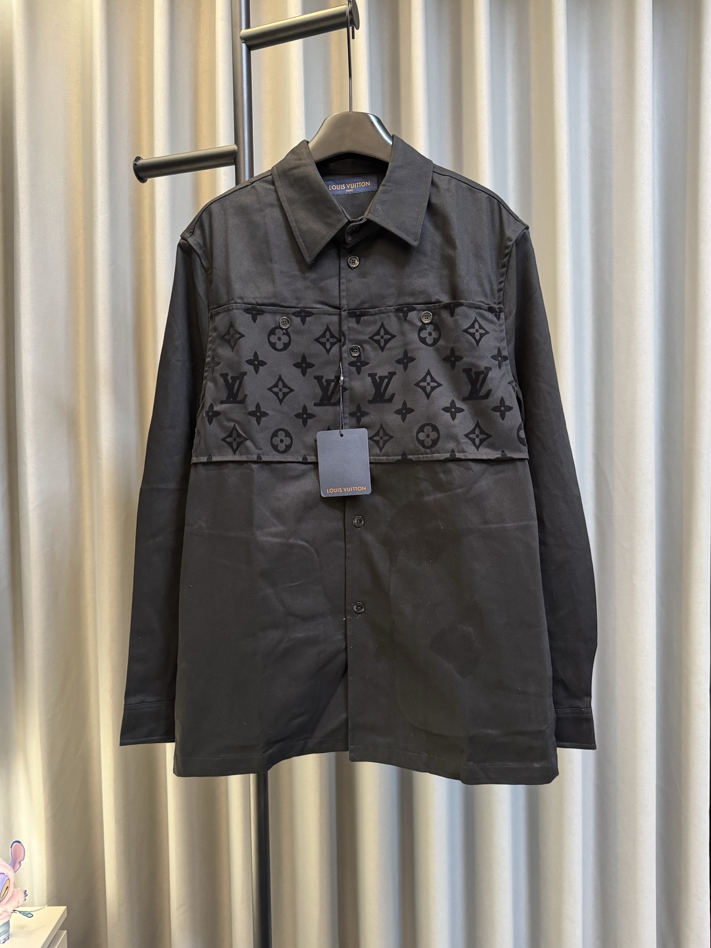 P200 【Réplica de alta gama】 1v/Louis Vuitton 26FW chaqueta camisera de terciopelo con logo (negro) Caqui, cuello solapa…