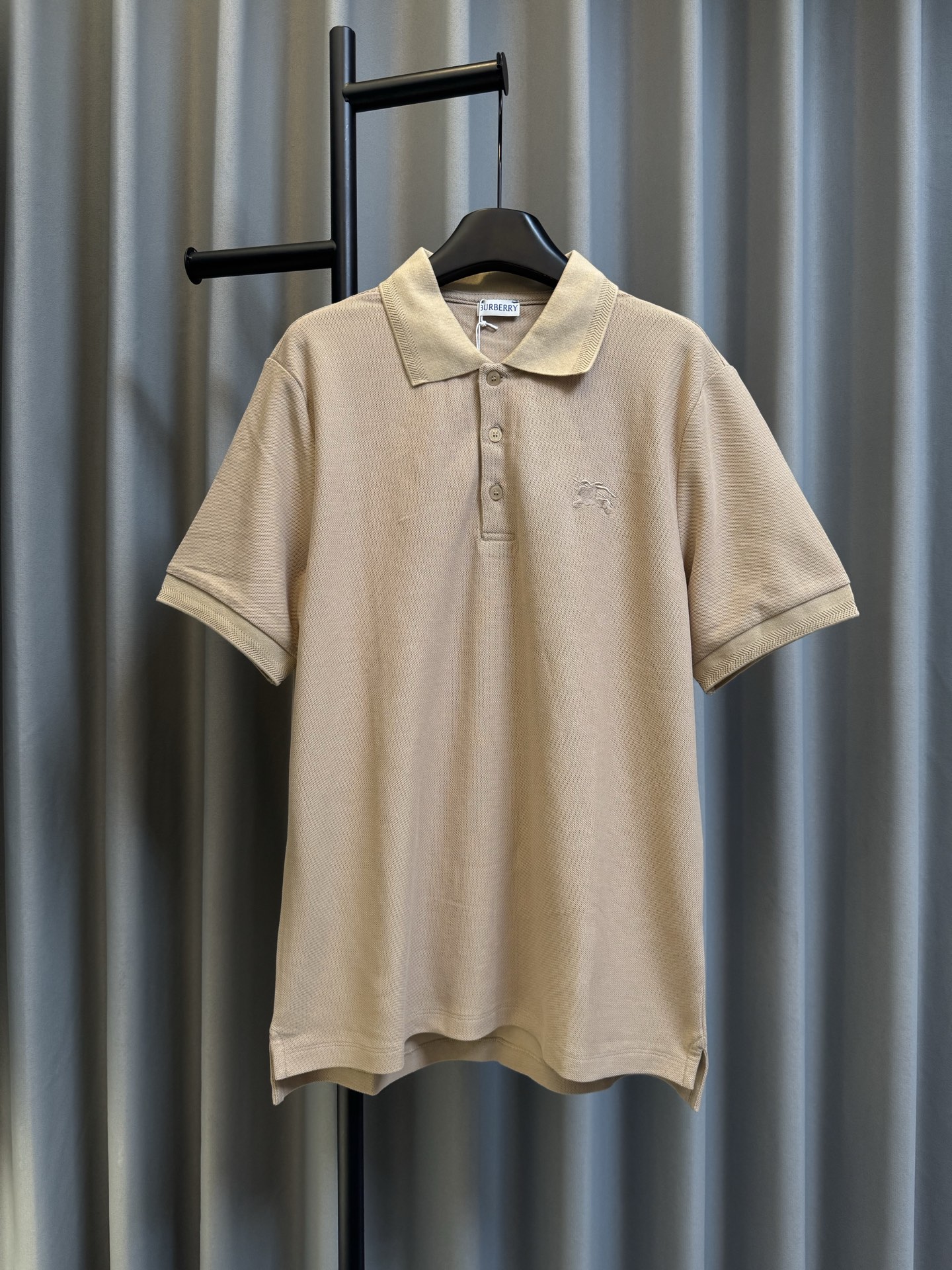 P150 [Réplica de alta gama] BURBERRY/Burberry BBR 26W Nuevo polo de manga corta bordado con caballo de guerra de primav…