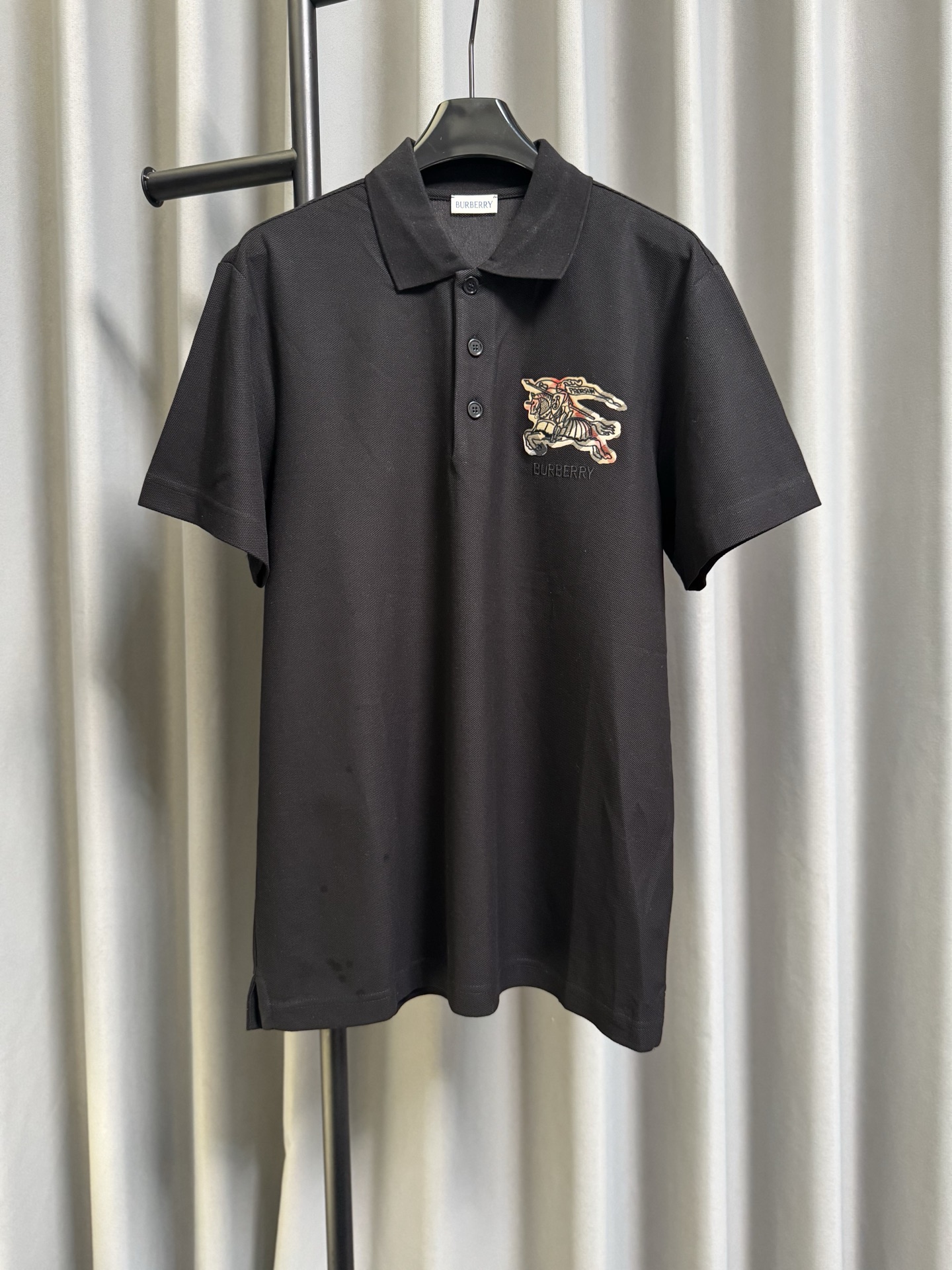 P160 [Réplica de alta gama] Burberry/burberry 26ss Polo de manga corta con letras bordadas War Horse Knight (negro) El …