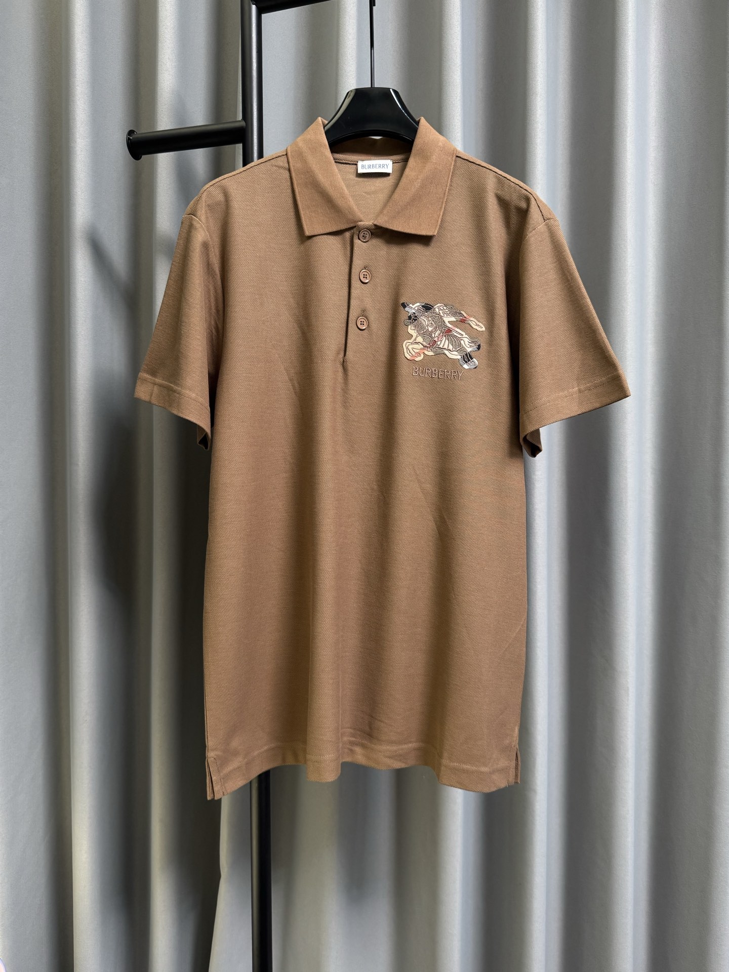 P160 [Réplica de alta gama] Burberry/burberry 26ss Polo de manga corta con letras bordadas War Horse Knight (café) El p…