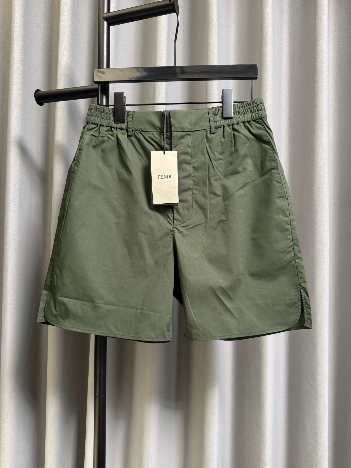 P175【Réplica de alta gama】 fendi/Fendi 26SS Pantalones cortos casuales con logo bordado en la cintura trasera (verde) L…