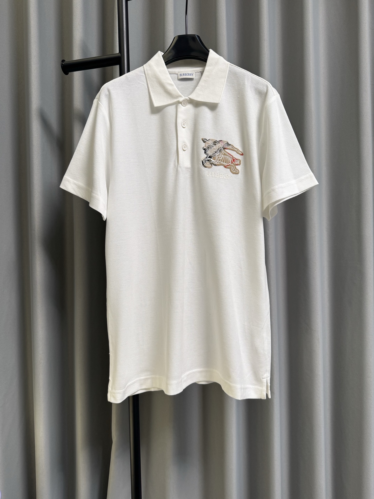 P160 [Réplica de alta gama] Burberry/burberry 26ss Polo de manga corta con letras bordadas War Horse Knight (blanco) El…