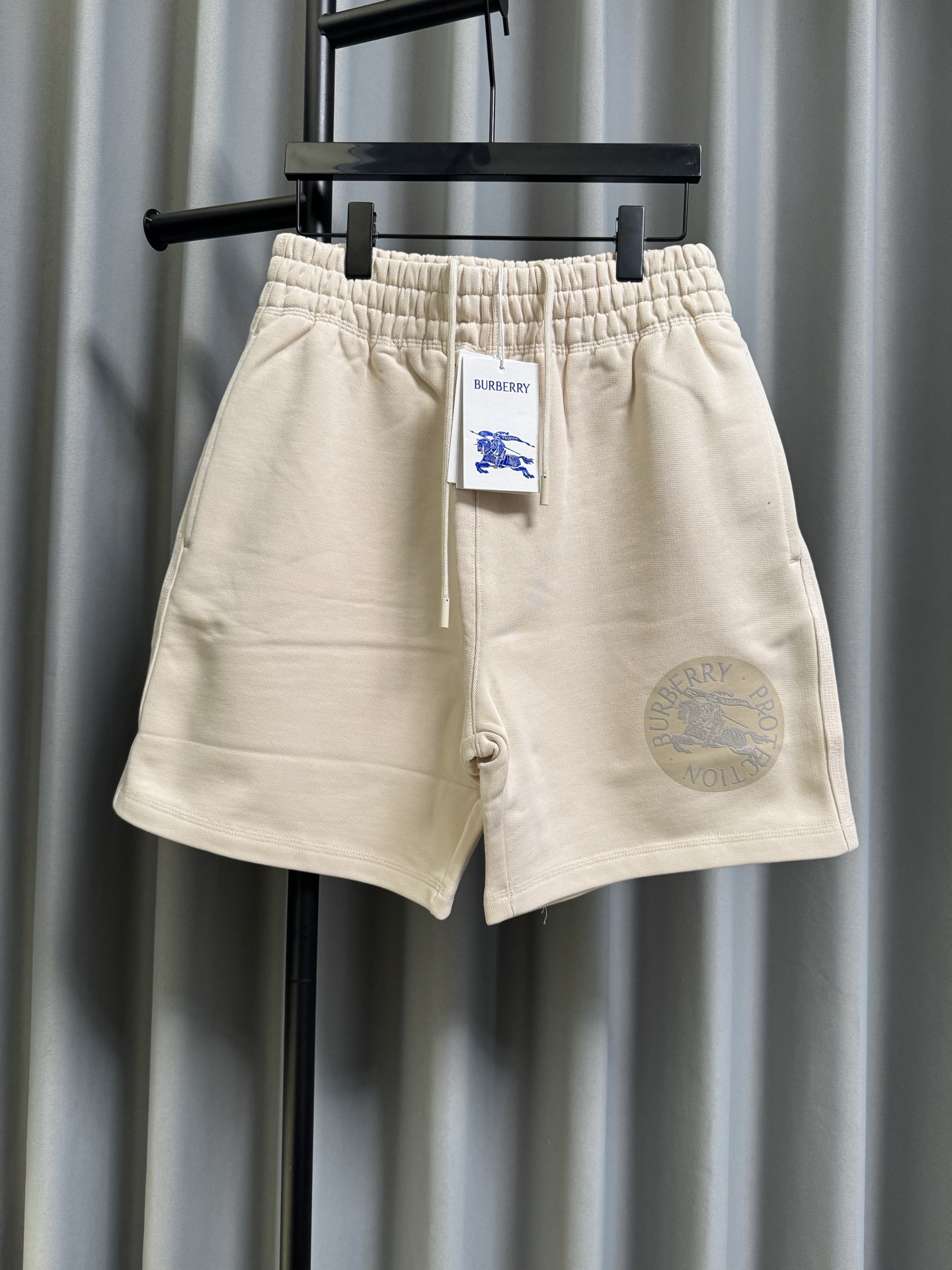 P170 [Réplica de alta gama] Burberry/Burberry 26ss pantalones cortos pesados ​​con estampado de sello de caballo de gue…