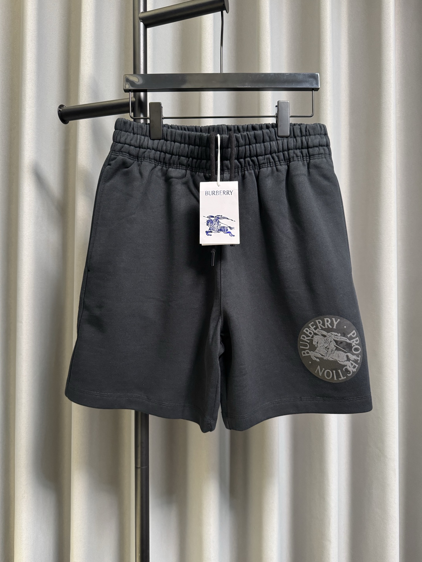 P170 [Réplica de alta gama] Burberry/Burberry 26ss pantalones cortos pesados ​​con estampado de sello de caballo de gue…