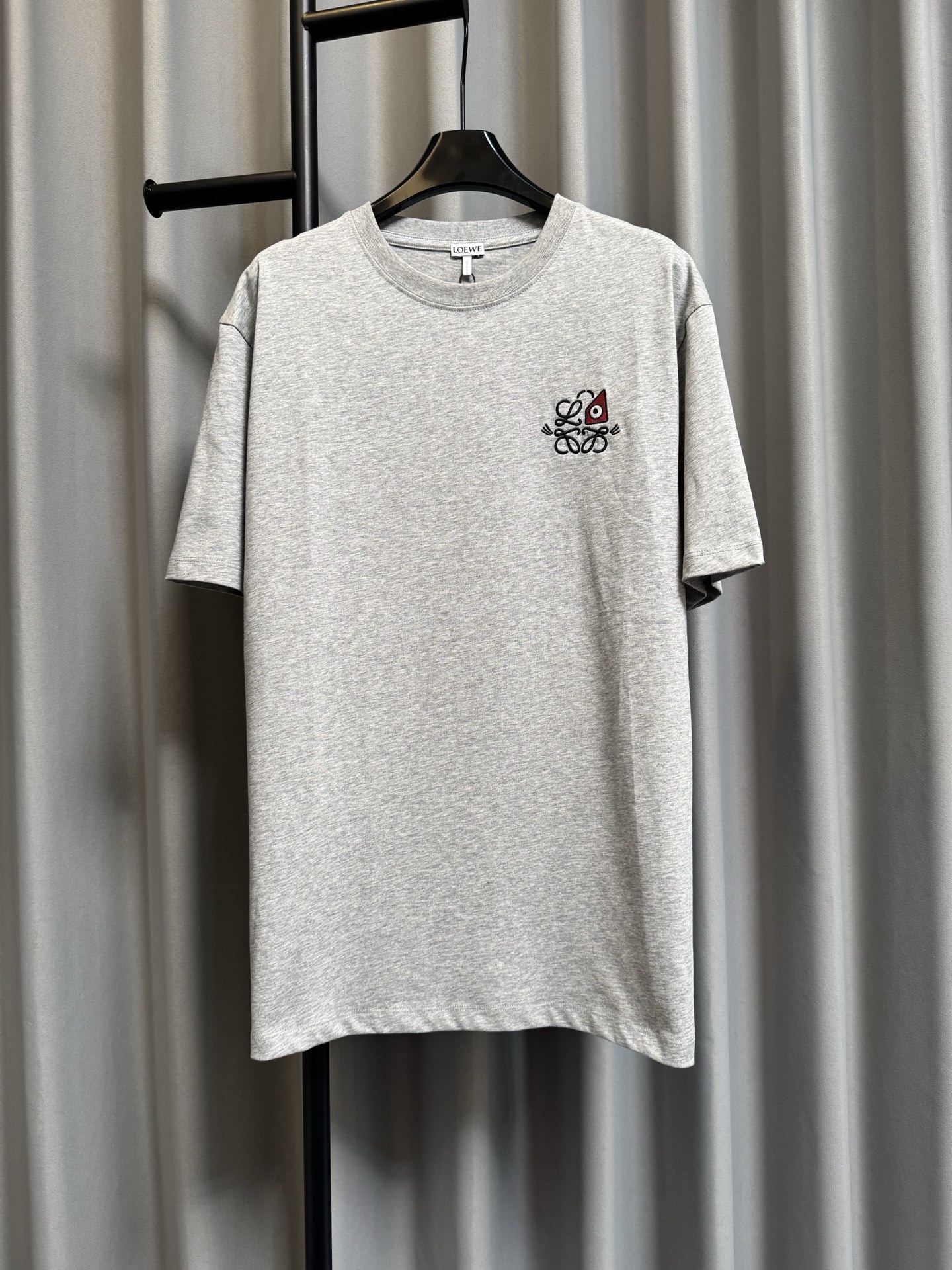 P135【High-end replica】 Loewe/罗意威 X LOUIS WAIN collaboration geometric small eyes short-sleeve T-shirt (gray) Fabric use…