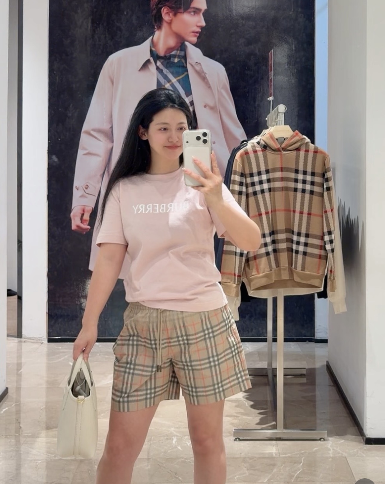 / Imagen del material de la parte superior del cuerpo Burberry/Burberry 26Ss Pantalones cortos de malla de playa degrad…