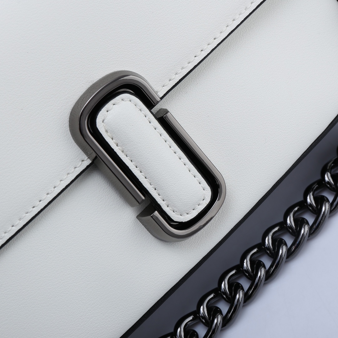 MJ秋冬新款，明星同款超热卖款；可单肩斜挎手提 链条可拆卸 长肩带可拆卸可调节长短 二条肩带可随意搭配 