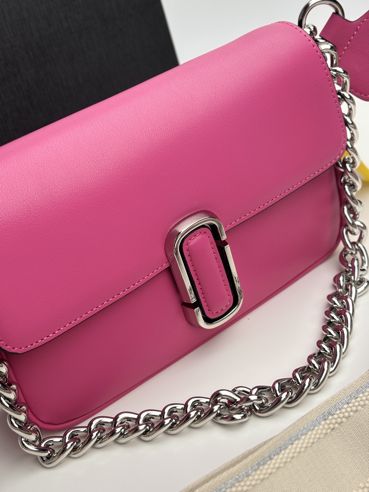 MJ秋冬新款，明星同款超热卖款；可单肩斜挎手提 链条可拆卸 长肩带可拆卸可调节长短 二条肩带可随意搭配 