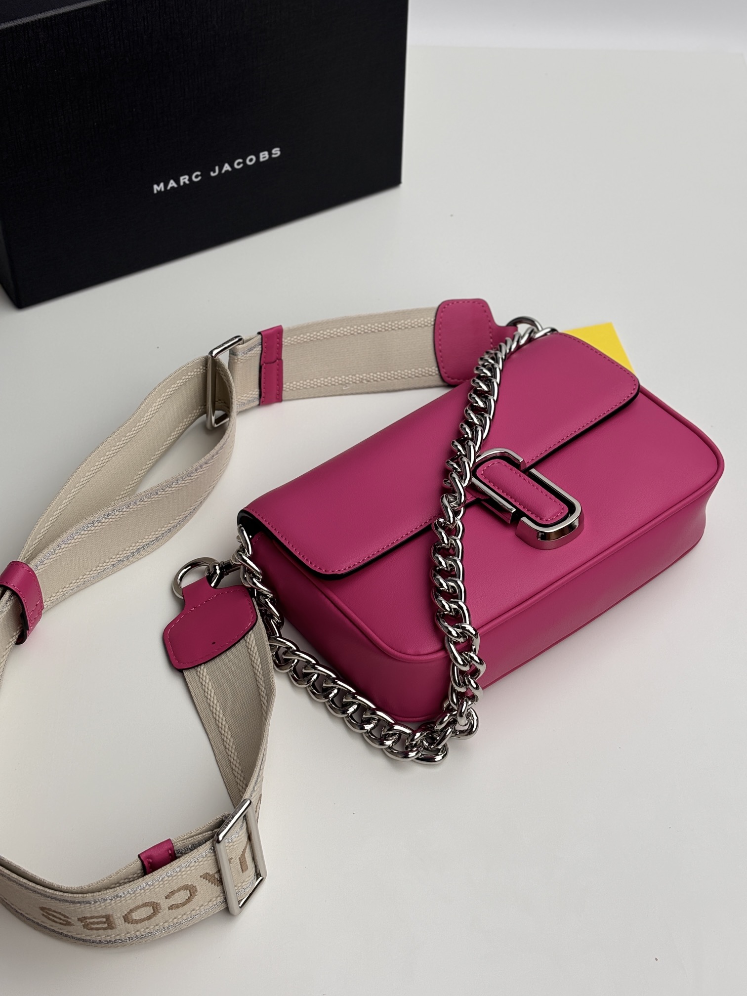 MJ秋冬新款，明星同款超热卖款；可单肩斜挎手提 链条可拆卸 长肩带可拆卸可调节长短 二条肩带可随意搭配 