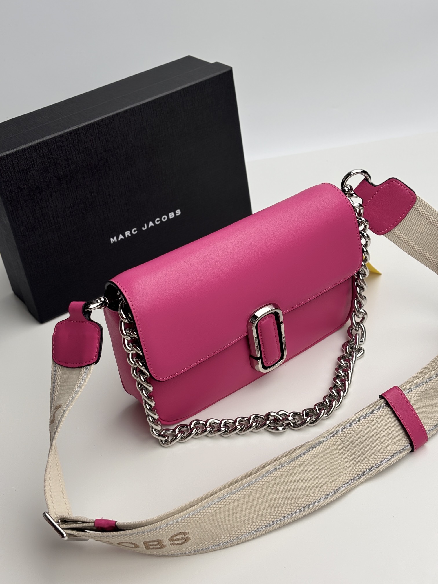 MJ秋冬新款，明星同款超热卖款；可单肩斜挎手提 链条可拆卸 长肩带可拆卸可调节长短 二条肩带可随意搭配 