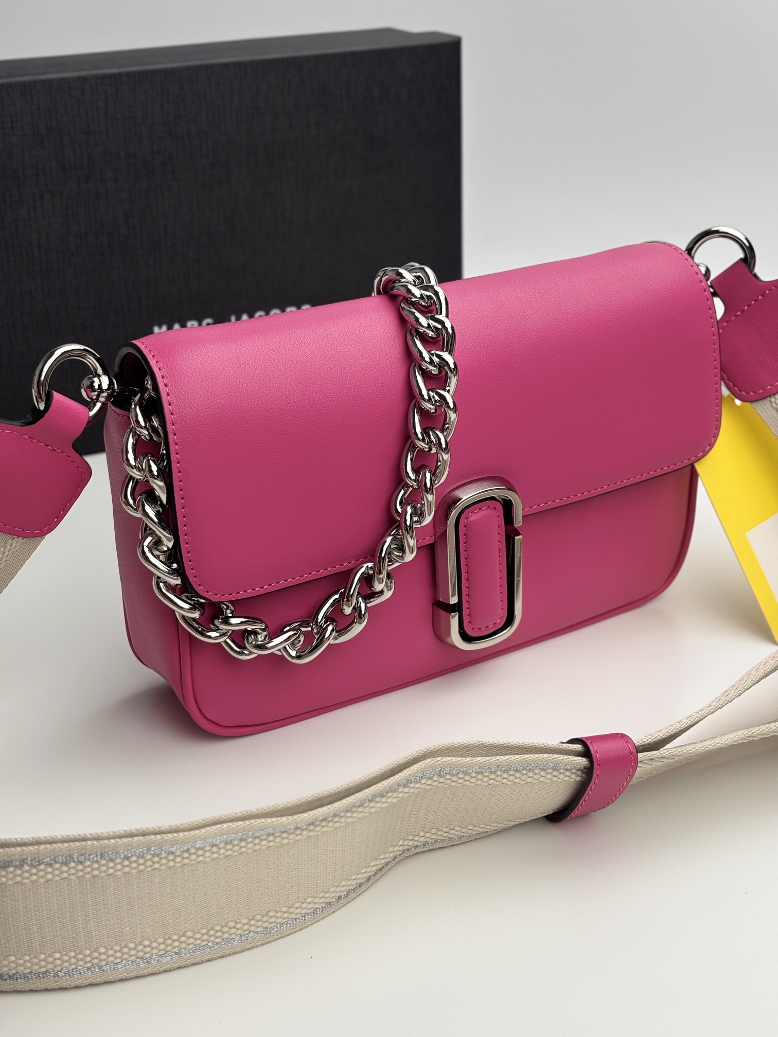 MJ秋冬新款，明星同款超热卖款；可单肩斜挎手提 链条可拆卸 长肩带可拆卸可调节长短 二条肩带可随意搭配 