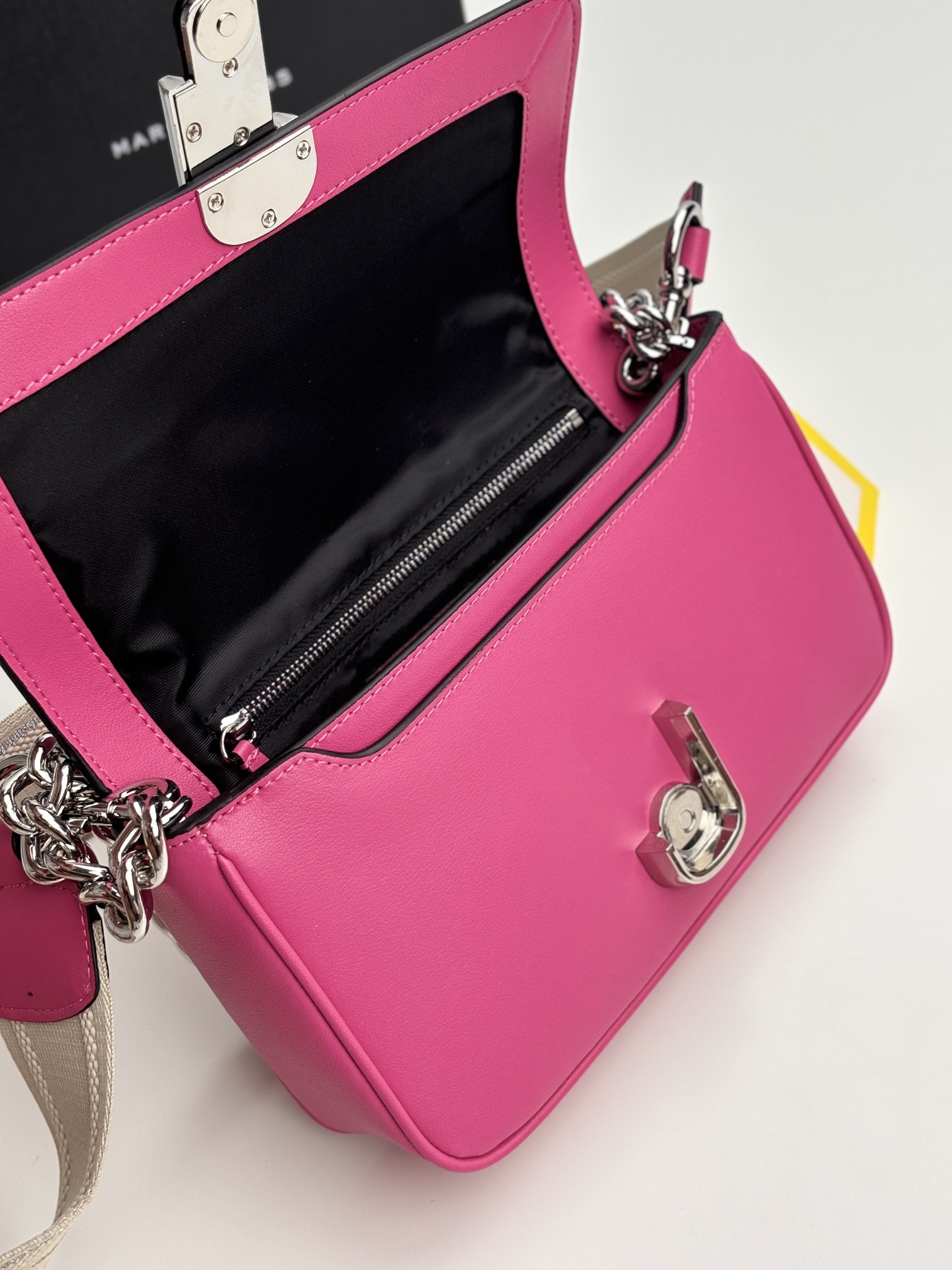 MJ秋冬新款，明星同款超热卖款；可单肩斜挎手提 链条可拆卸 长肩带可拆卸可调节长短 二条肩带可随意搭配 