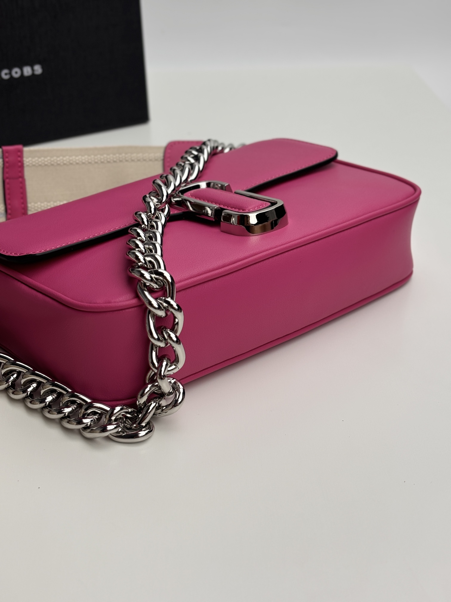 MJ秋冬新款，明星同款超热卖款；可单肩斜挎手提 链条可拆卸 长肩带可拆卸可调节长短 二条肩带可随意搭配 