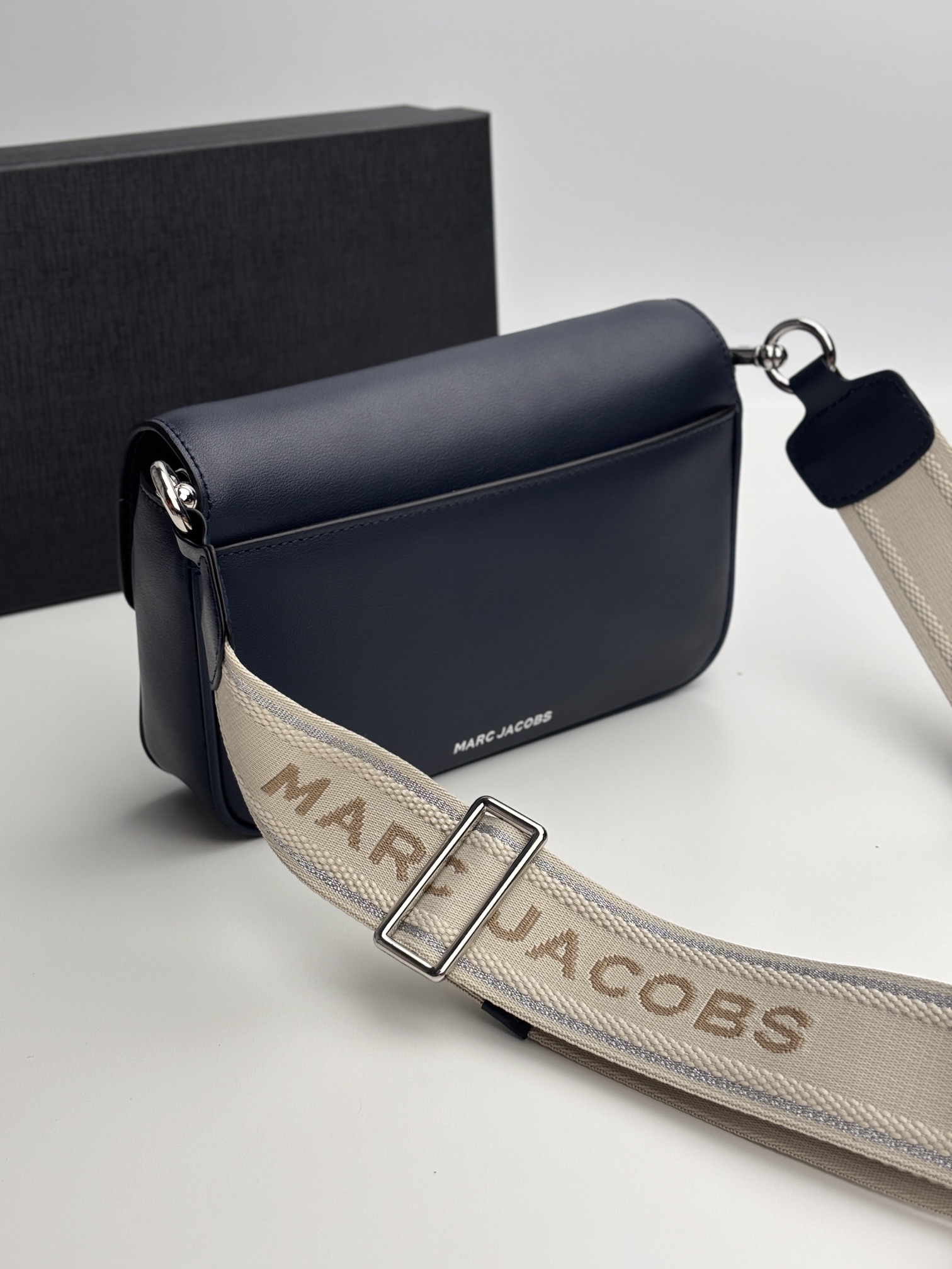 MJ秋冬新款，明星同款超热卖款；可单肩斜挎手提 链条可拆卸 长肩带可拆卸可调节长短 二条肩带可随意搭配 