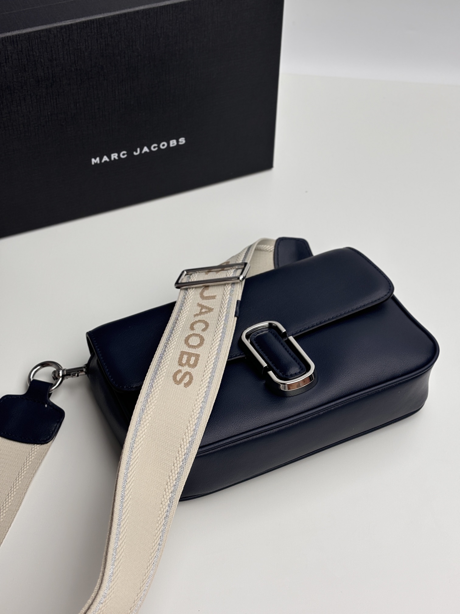 MJ秋冬新款，明星同款超热卖款；可单肩斜挎手提 链条可拆卸 长肩带可拆卸可调节长短 二条肩带可随意搭配 