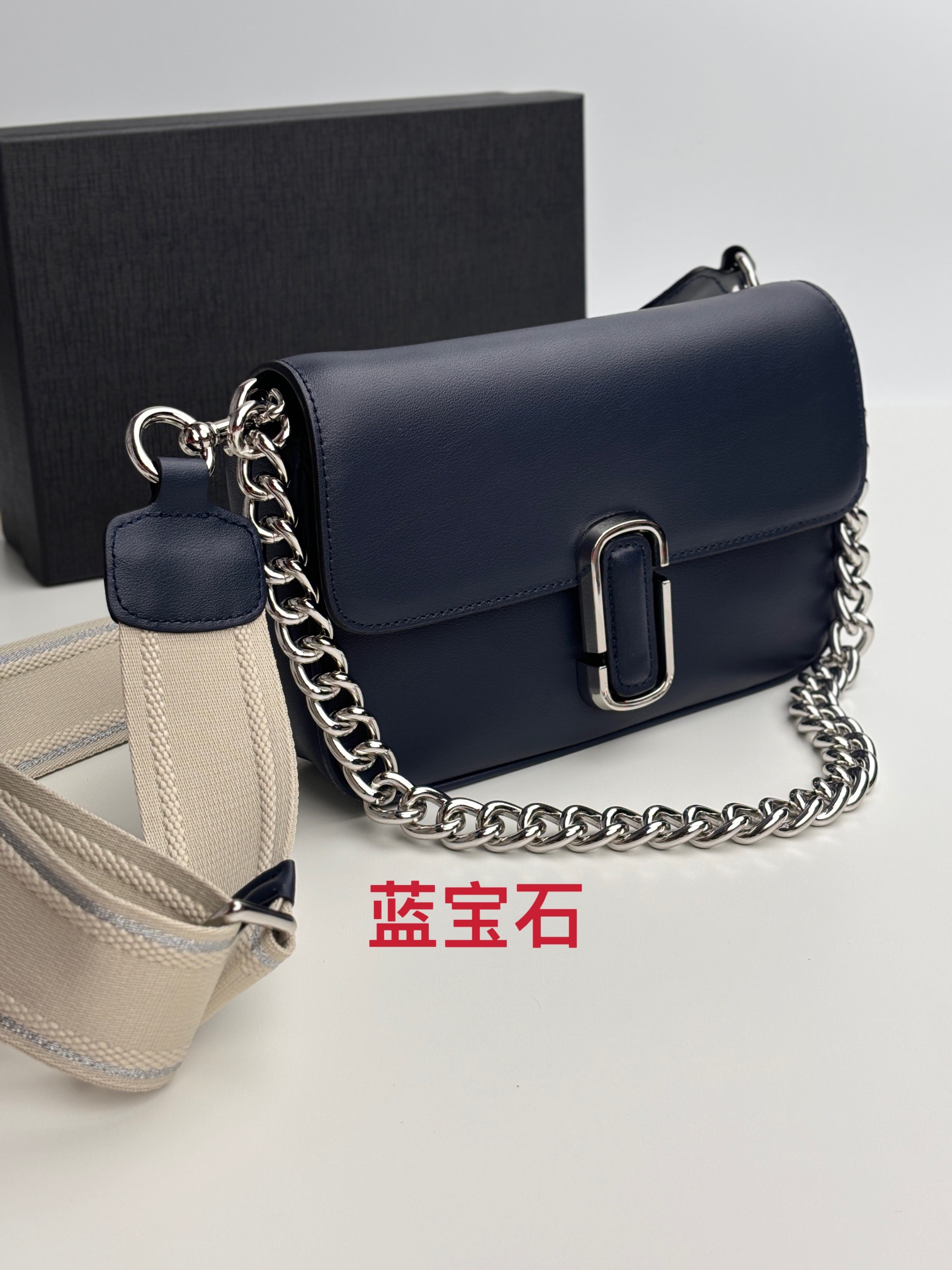 MJ秋冬新款，明星同款超热卖款；可单肩斜挎手提 链条可拆卸 长肩带可拆卸可调节长短 二条肩带可随意搭配 