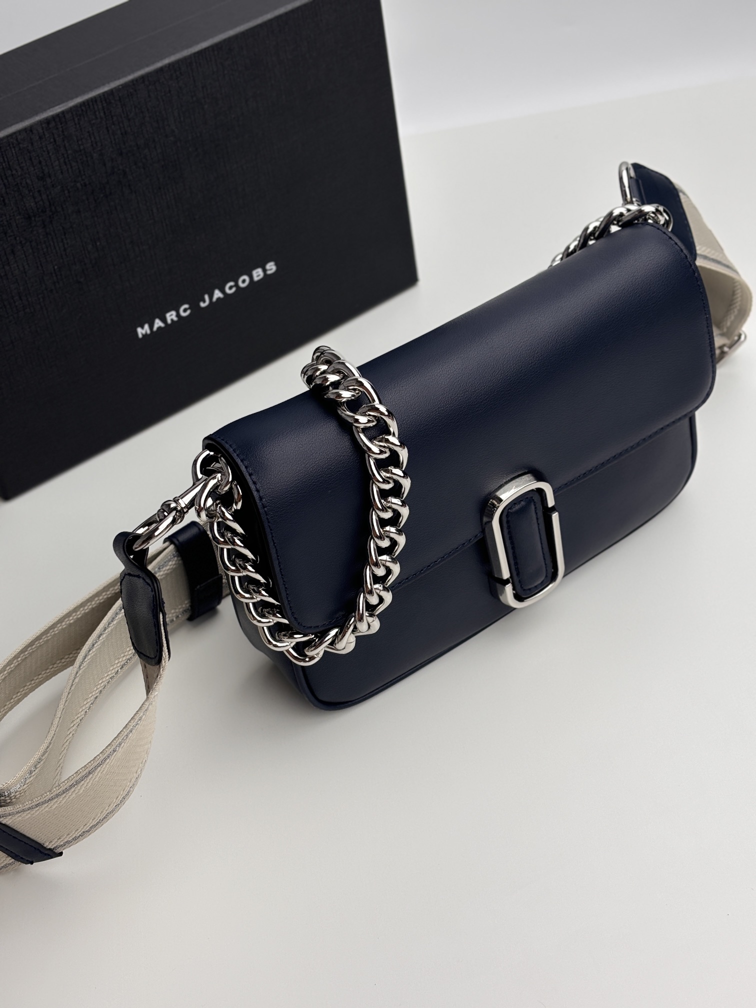 MJ秋冬新款，明星同款超热卖款；可单肩斜挎手提 链条可拆卸 长肩带可拆卸可调节长短 二条肩带可随意搭配 