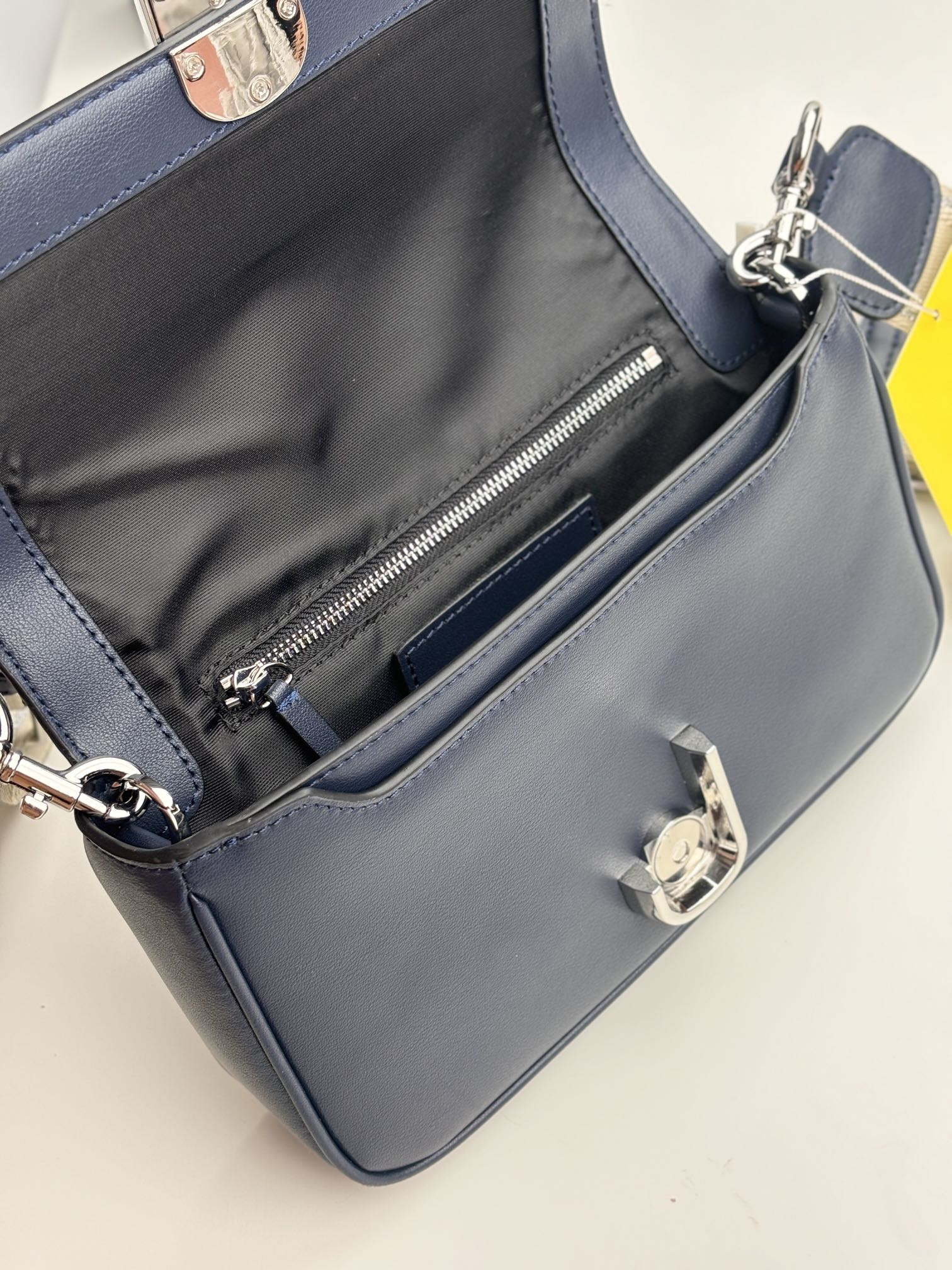 MJ秋冬新款，明星同款超热卖款；可单肩斜挎手提 链条可拆卸 长肩带可拆卸可调节长短 二条肩带可随意搭配 