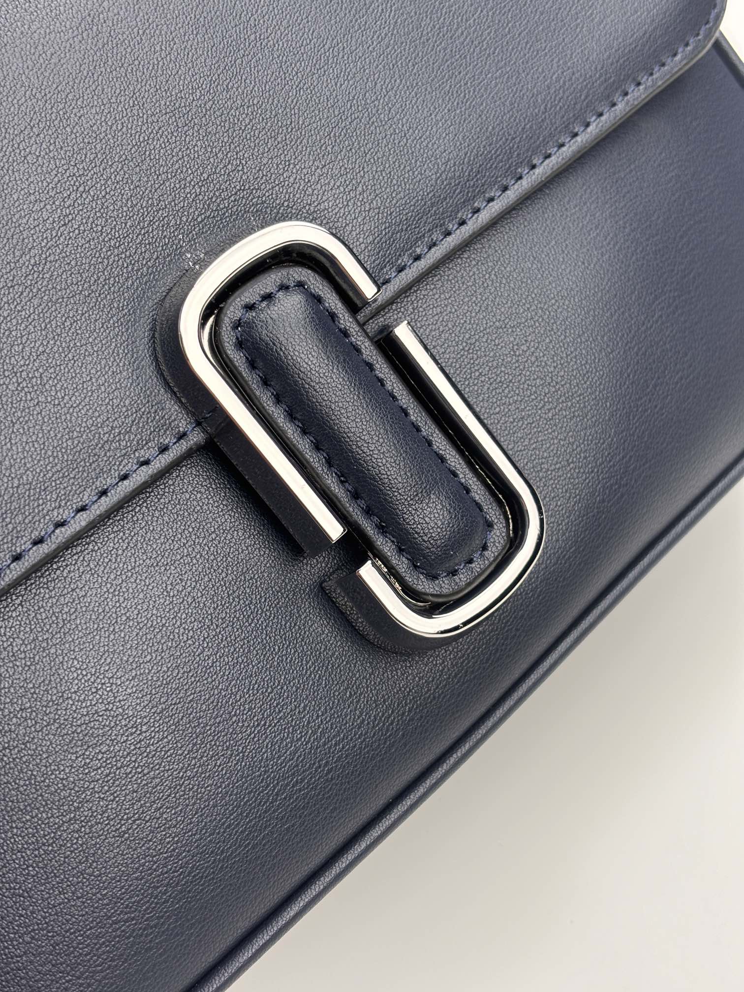 MJ秋冬新款，明星同款超热卖款；可单肩斜挎手提 链条可拆卸 长肩带可拆卸可调节长短 二条肩带可随意搭配 