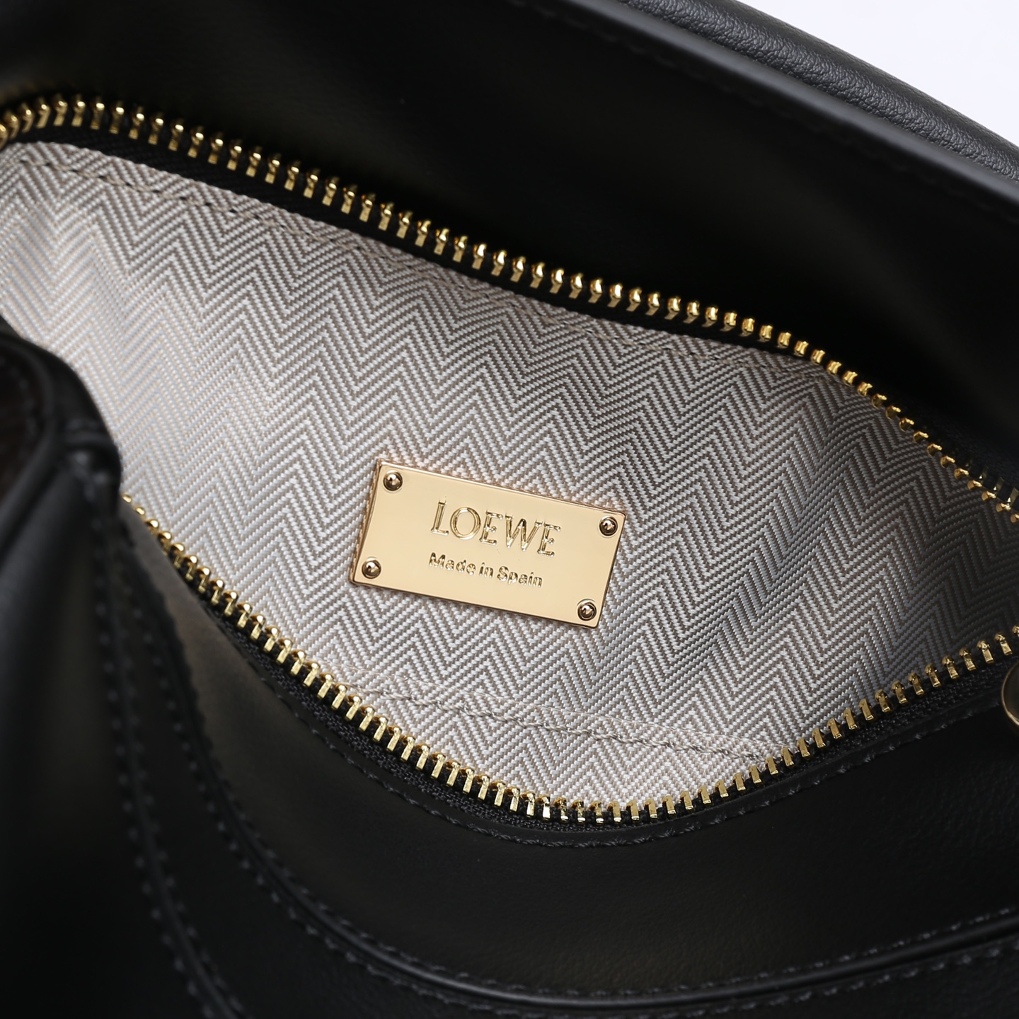 LOEWE Featherlight Puzzle2025春夏新款手袋崭新推出Featherlight 