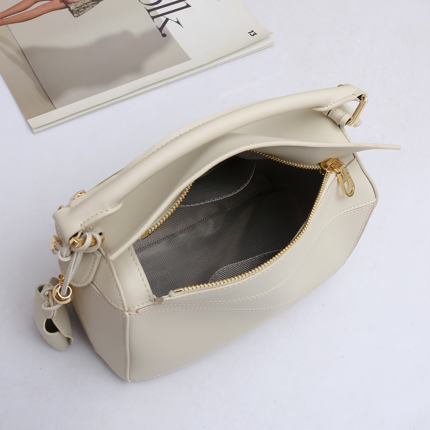 LOEWE Featherlight Puzzle2025春夏新款手袋崭新推出Featherlight 