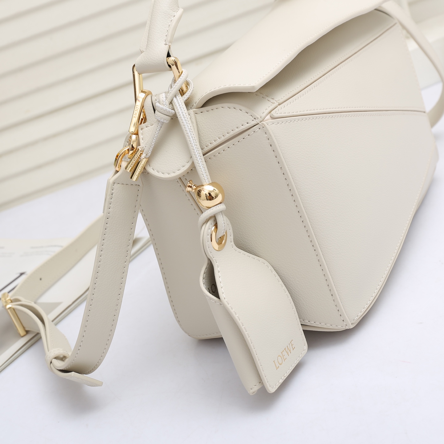 LOEWE Featherlight Puzzle2025春夏新款手袋崭新推出Featherlight 