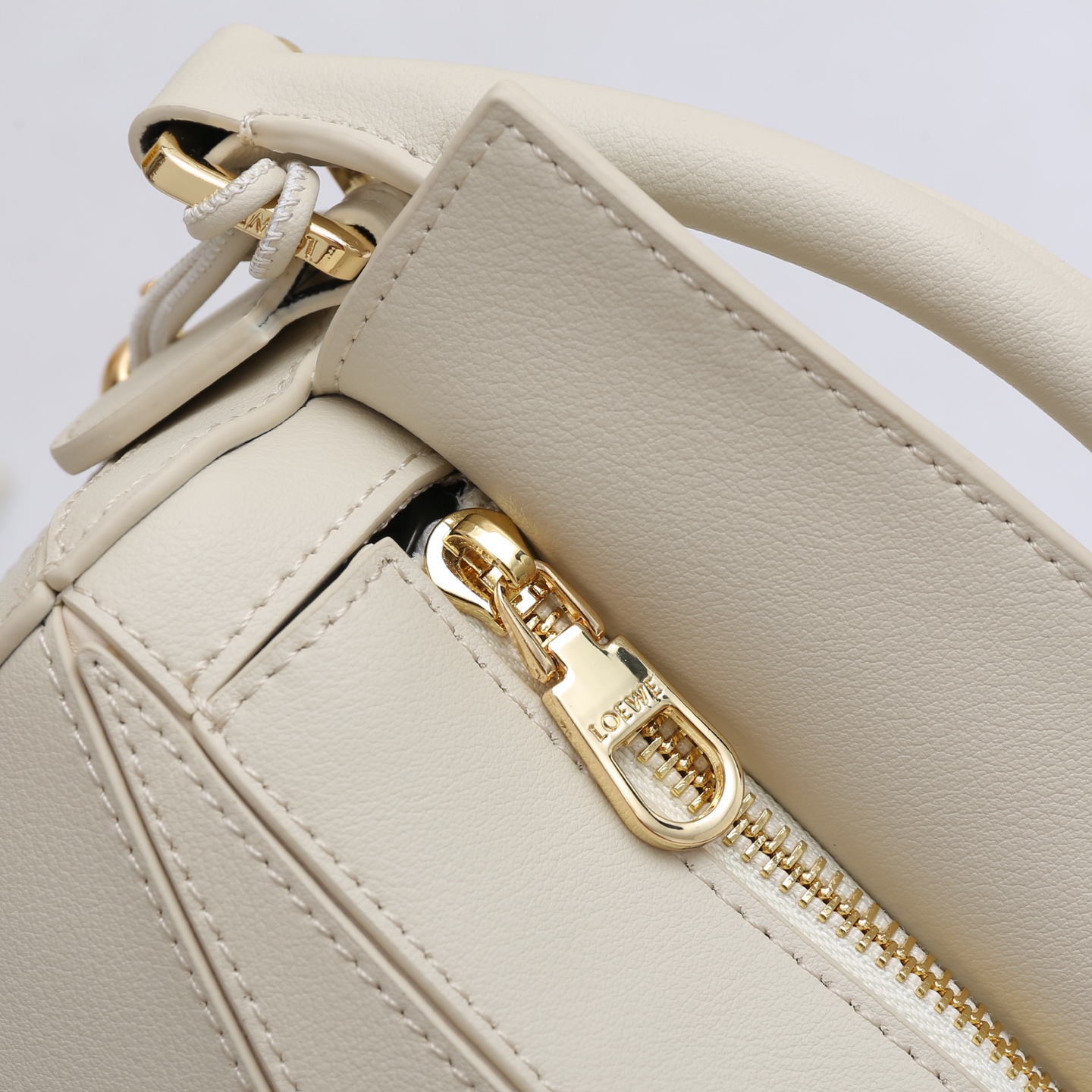 LOEWE Featherlight Puzzle2025春夏新款手袋崭新推出Featherlight 