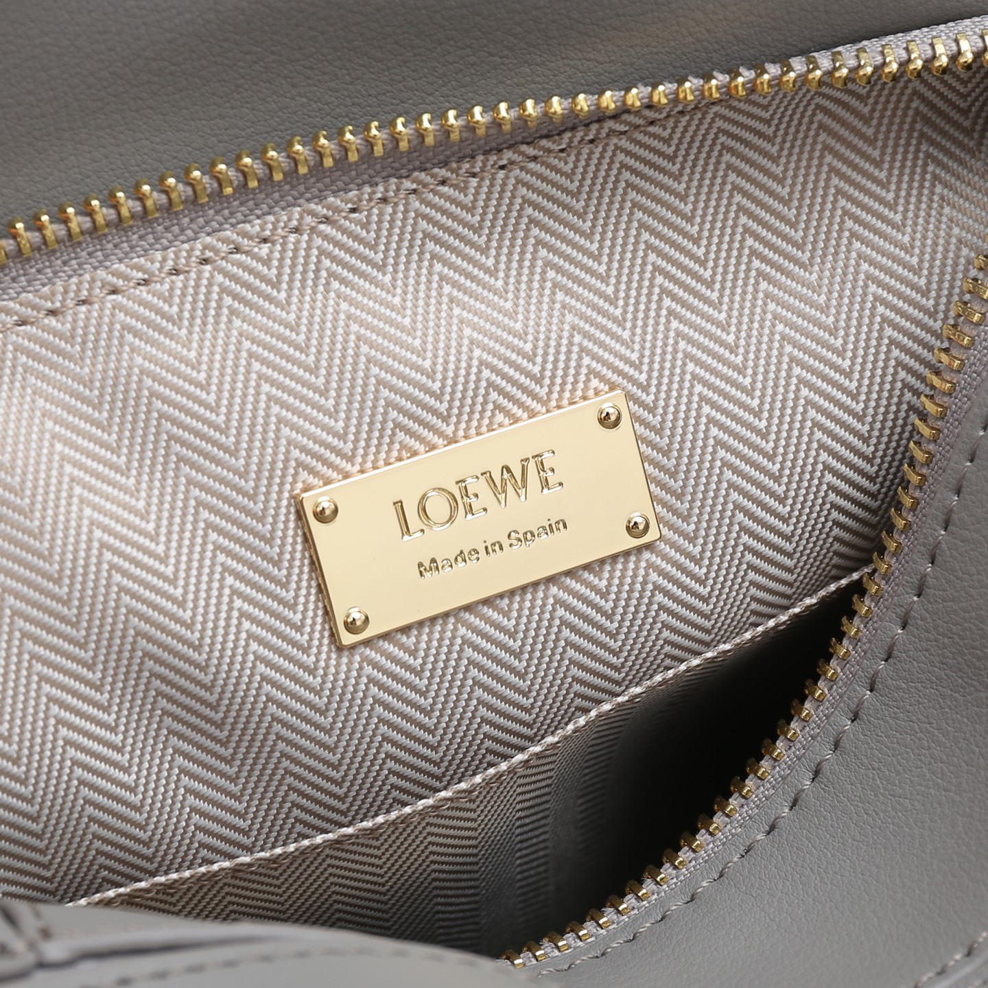 LOEWE Featherlight Puzzle2025春夏新款手袋崭新推出Featherlight 