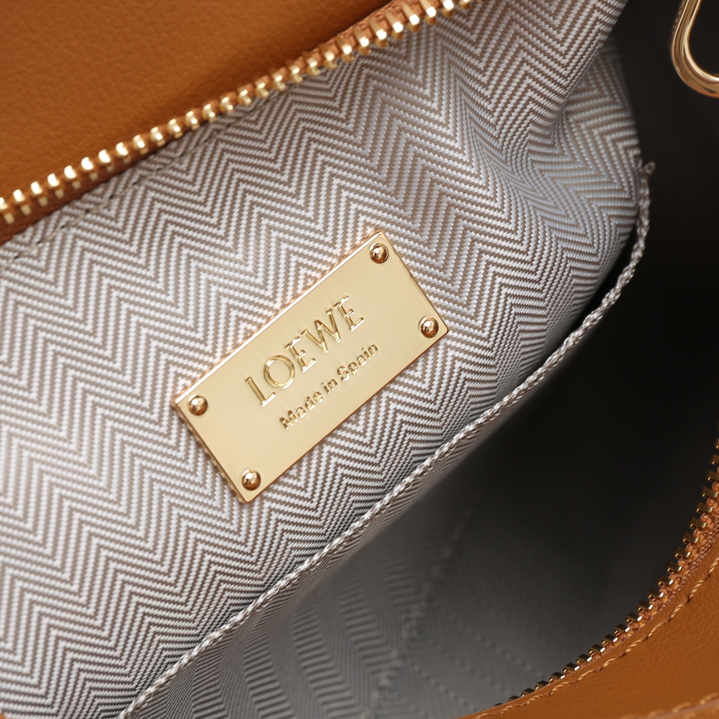 LOEWE Featherlight Puzzle2025春夏新款手袋崭新推出Featherlight 