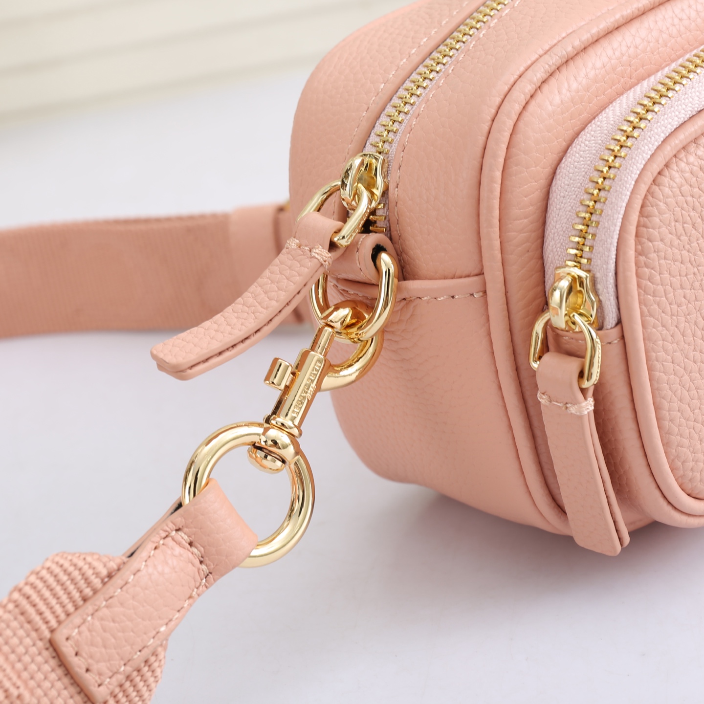 MarcJacobs更新了的相机包更加实用啦，出街通勤最百搭的包包#可斜挎可手提，当作胸包秒变潮流；容量