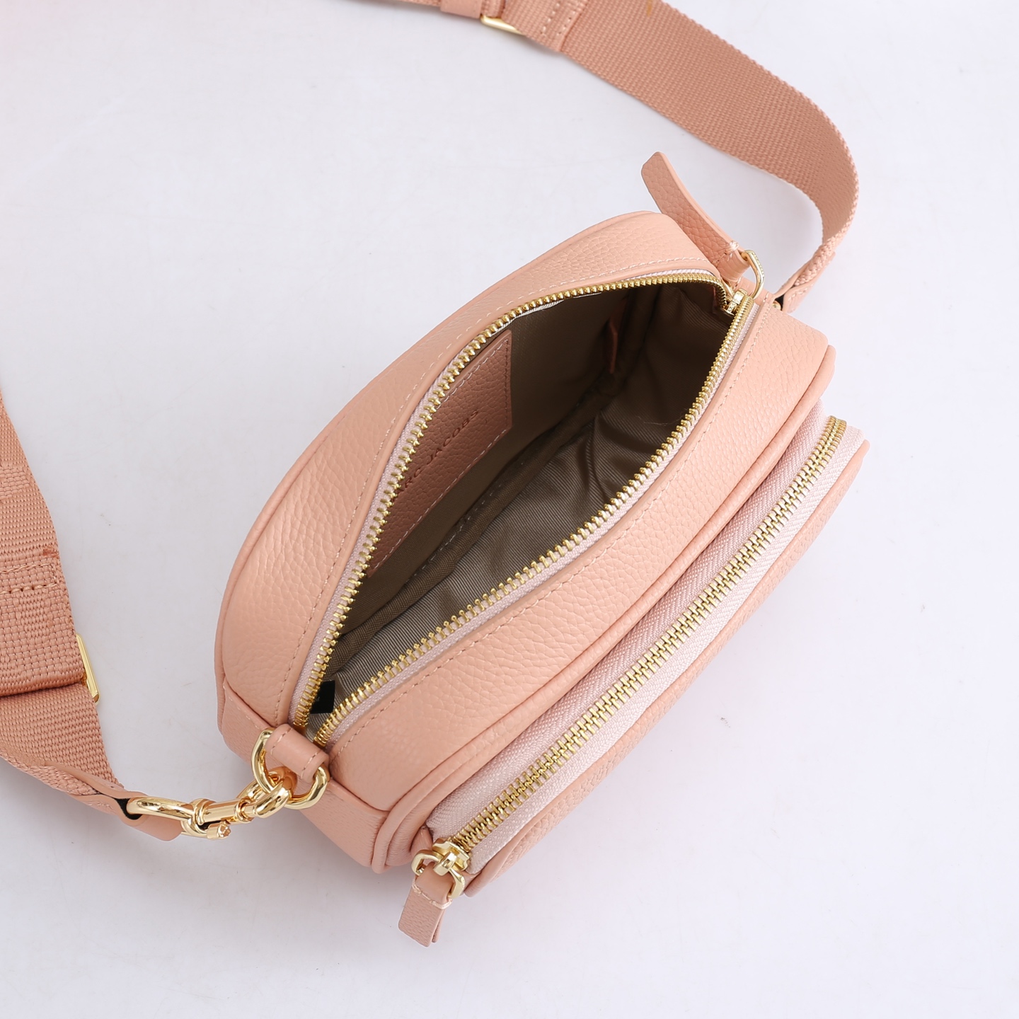 MarcJacobs更新了的相机包更加实用啦，出街通勤最百搭的包包#可斜挎可手提，当作胸包秒变潮流；容量