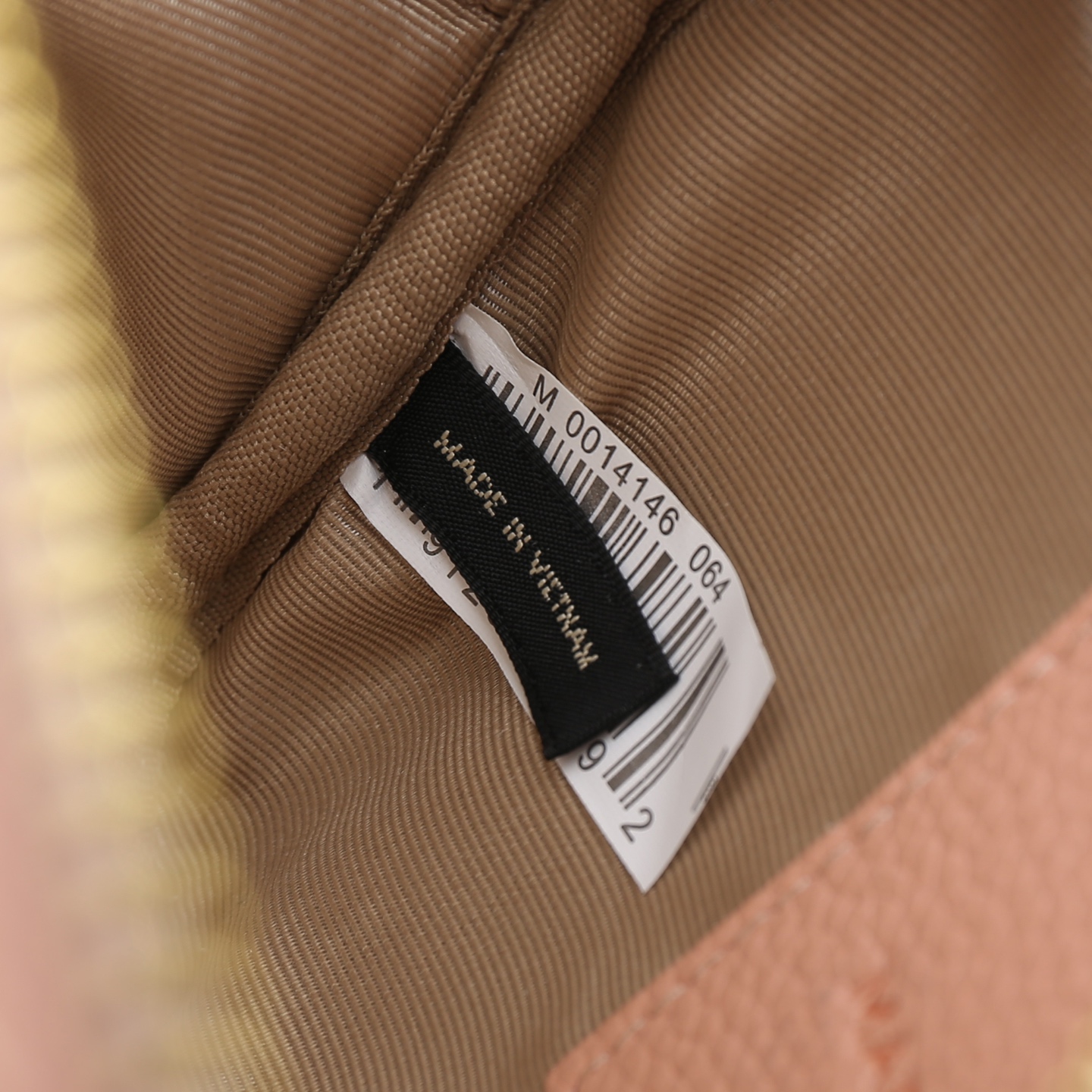 MarcJacobs更新了的相机包更加实用啦，出街通勤最百搭的包包#可斜挎可手提，当作胸包秒变潮流；容量