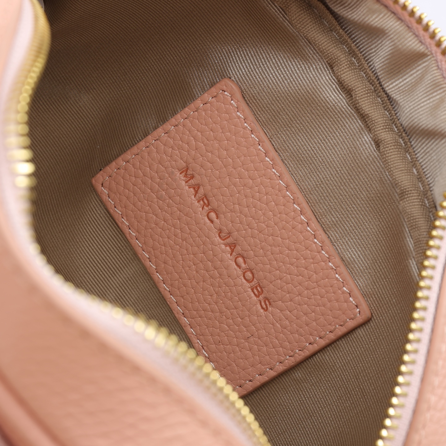 MarcJacobs更新了的相机包更加实用啦，出街通勤最百搭的包包#可斜挎可手提，当作胸包秒变潮流；容量