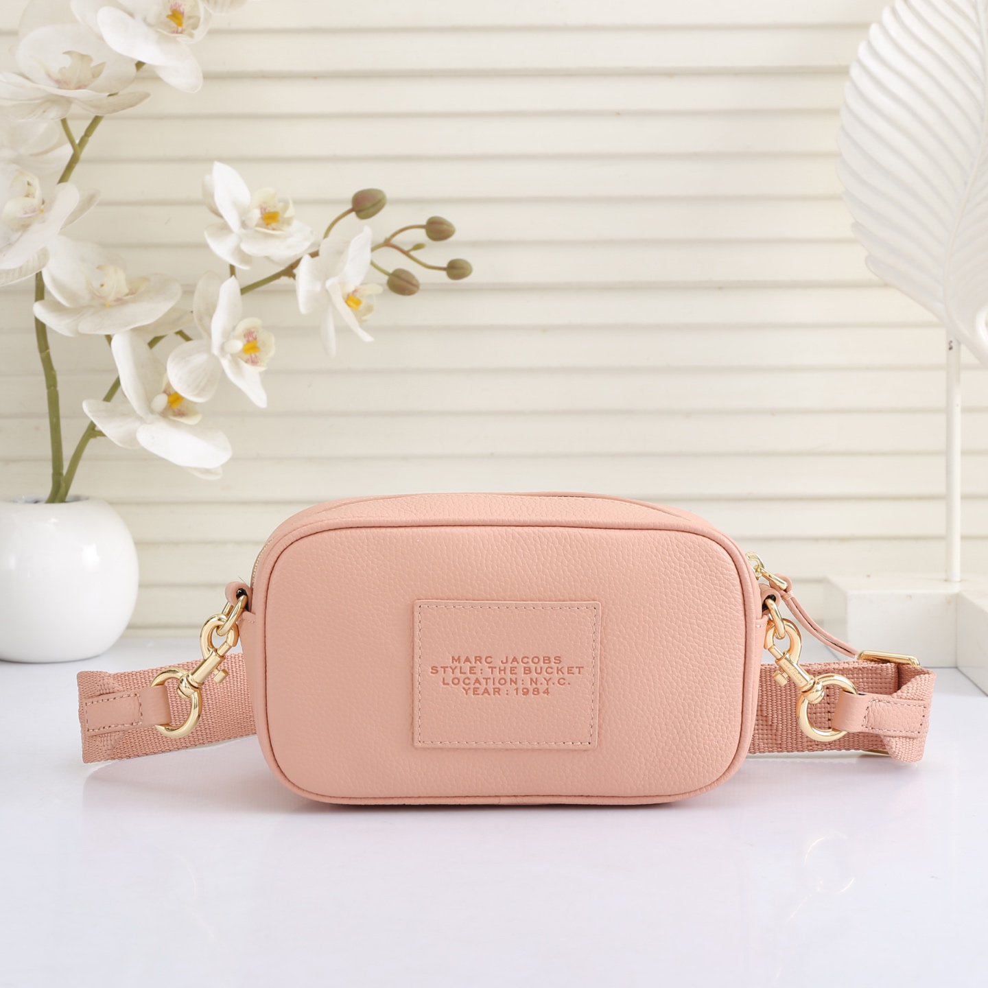 MarcJacobs更新了的相机包更加实用啦，出街通勤最百搭的包包#可斜挎可手提，当作胸包秒变潮流；容量