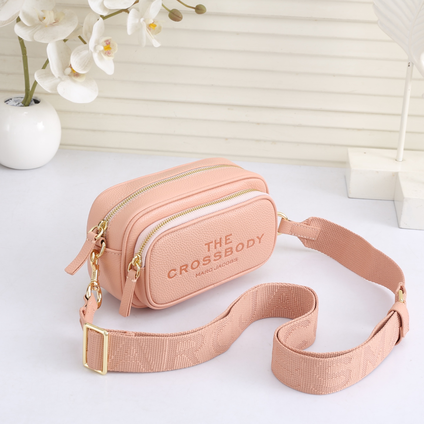 MarcJacobs更新了的相机包更加实用啦，出街通勤最百搭的包包#可斜挎可手提，当作胸包秒变潮流；容量