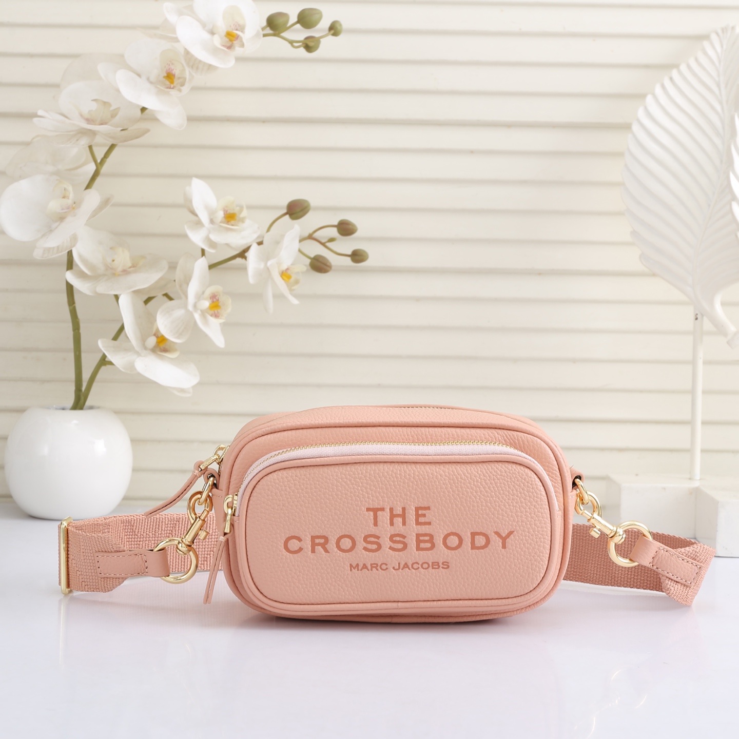 MarcJacobs更新了的相机包更加实用啦，出街通勤最百搭的包包#可斜挎可手提，当作胸包秒变潮流；容量