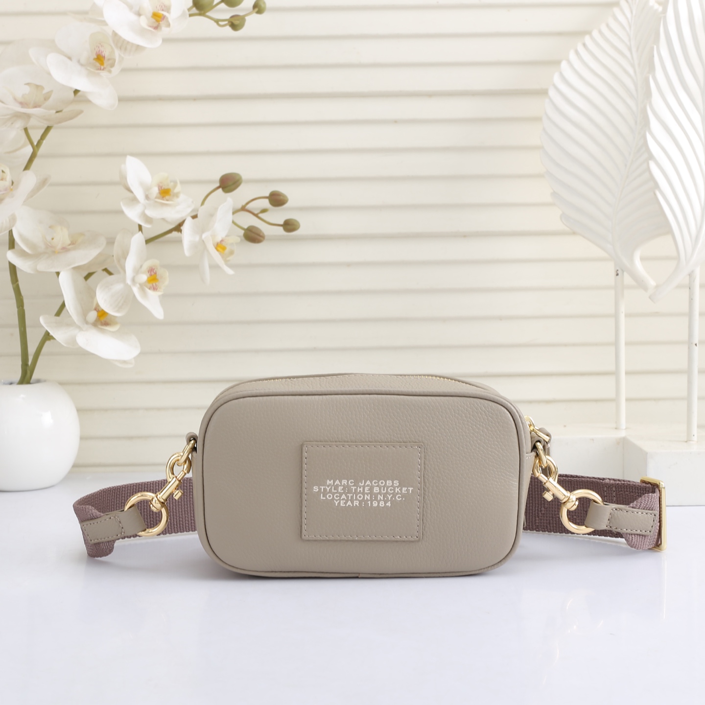 MarcJacobs更新了的相机包更加实用啦，出街通勤最百搭的包包#可斜挎可手提，当作胸包秒变潮流；容量