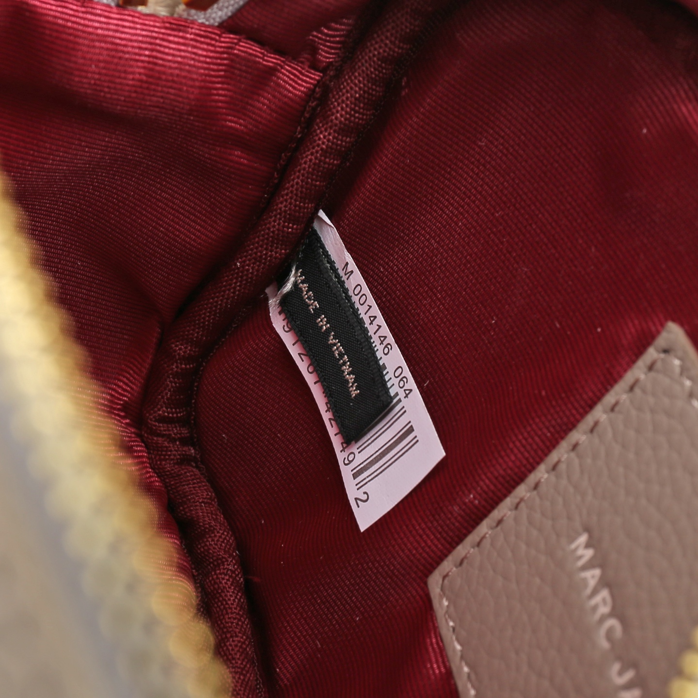 MarcJacobs更新了的相机包更加实用啦，出街通勤最百搭的包包#可斜挎可手提，当作胸包秒变潮流；容量