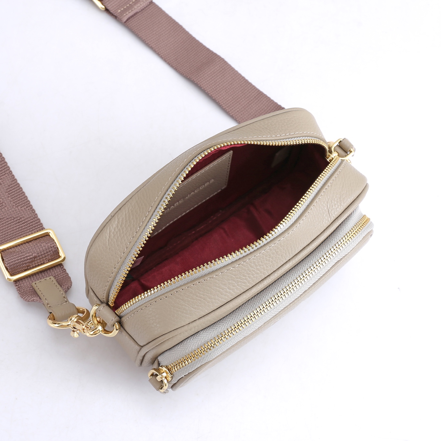 MarcJacobs更新了的相机包更加实用啦，出街通勤最百搭的包包#可斜挎可手提，当作胸包秒变潮流；容量