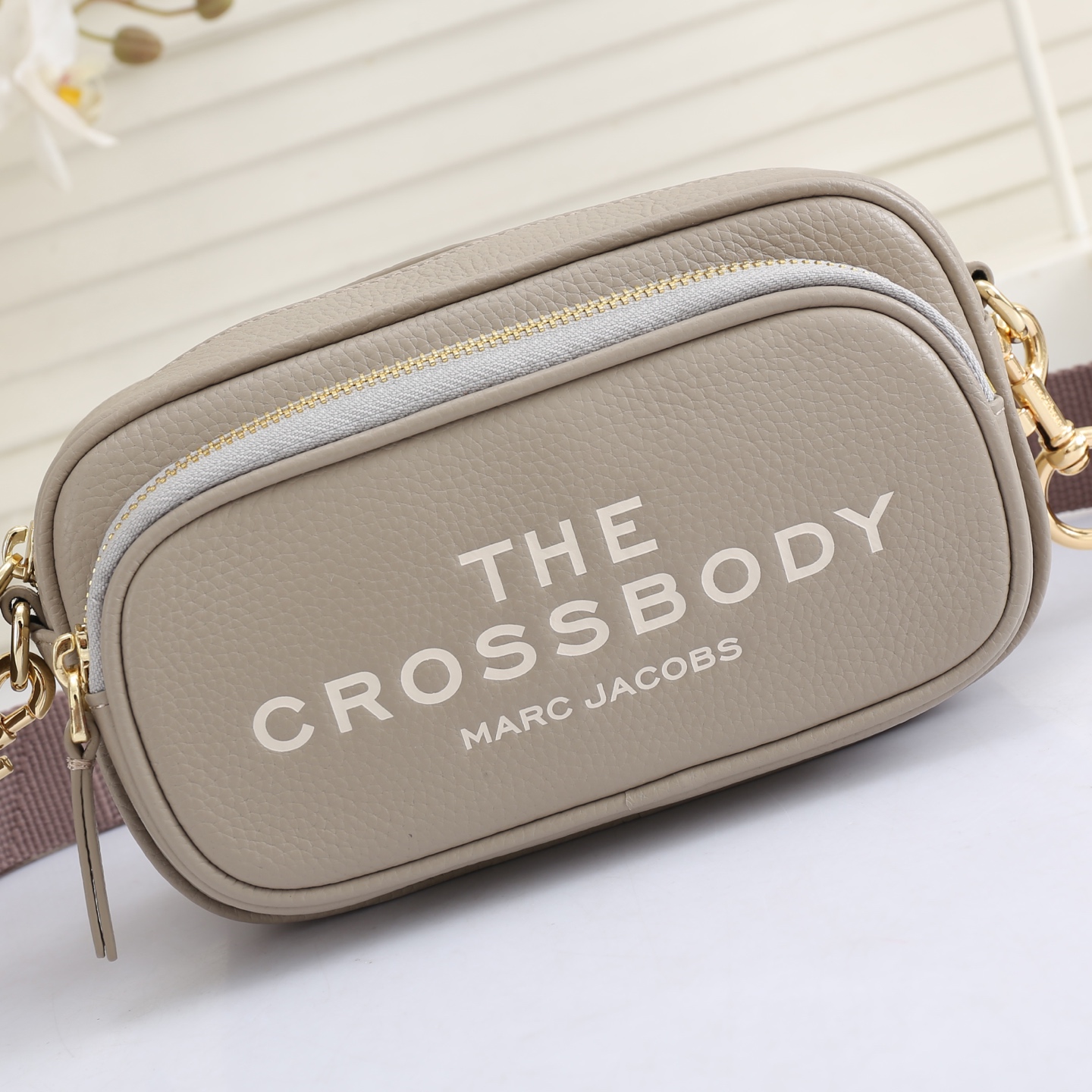 MarcJacobs更新了的相机包更加实用啦，出街通勤最百搭的包包#可斜挎可手提，当作胸包秒变潮流；容量