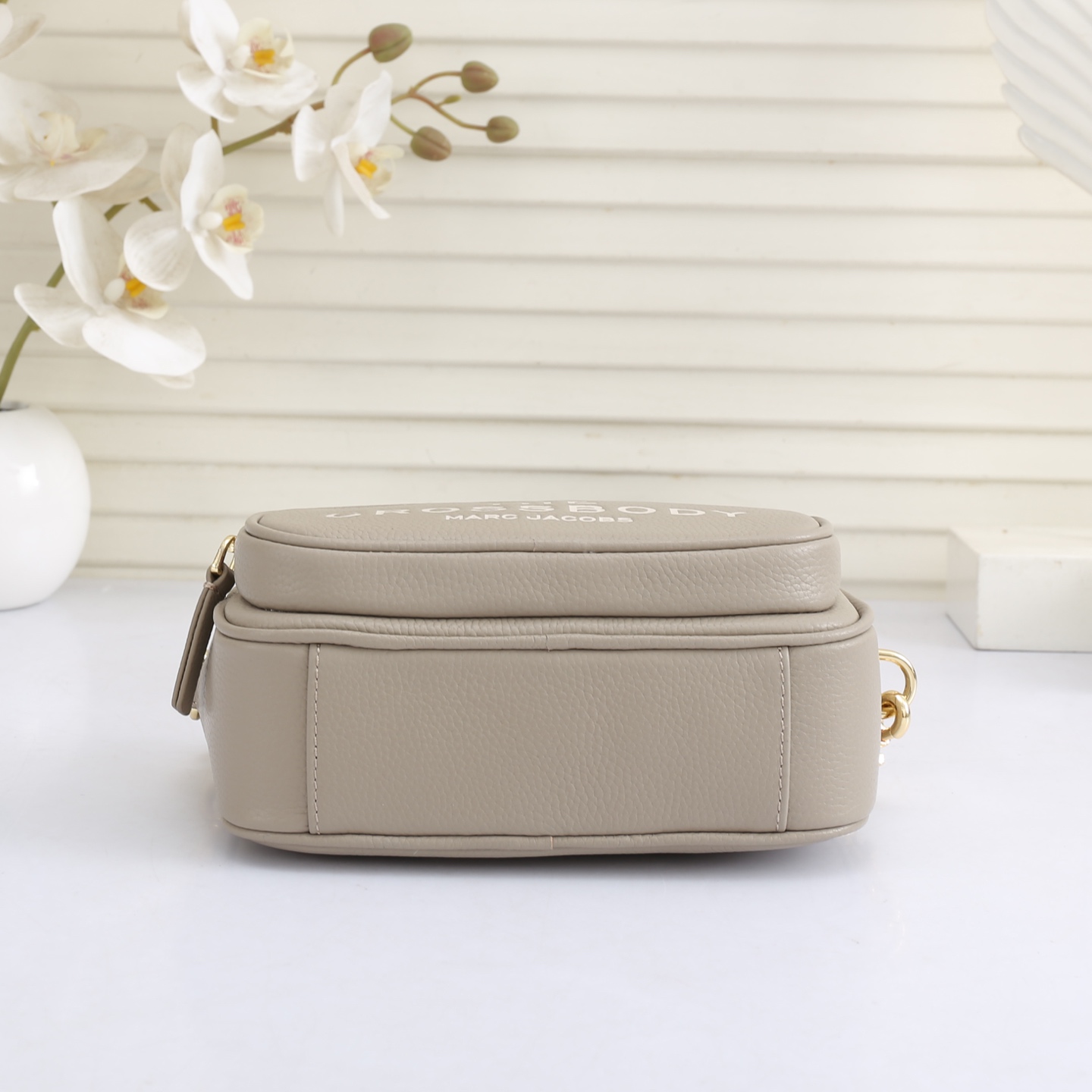 MarcJacobs更新了的相机包更加实用啦，出街通勤最百搭的包包#可斜挎可手提，当作胸包秒变潮流；容量