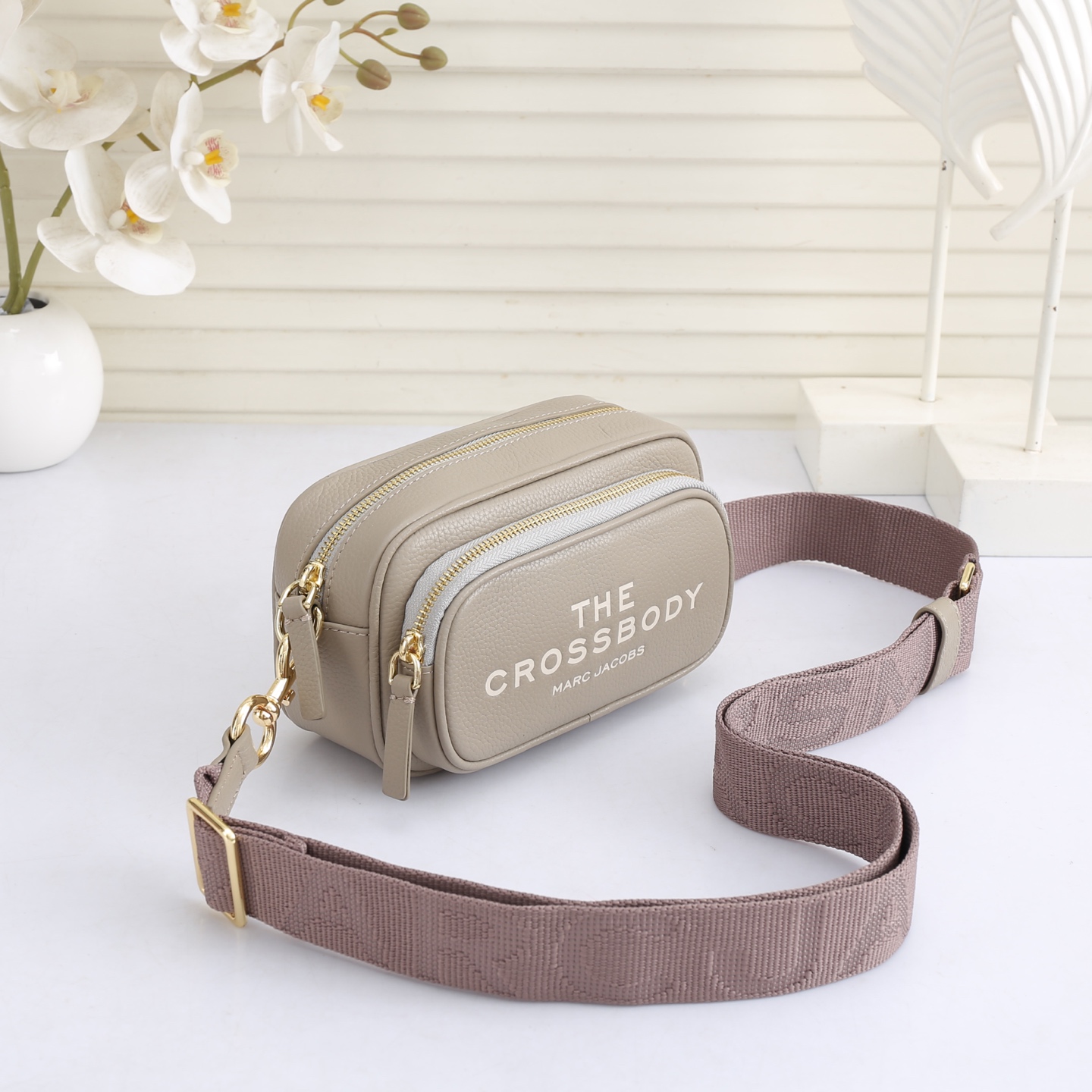 MarcJacobs更新了的相机包更加实用啦，出街通勤最百搭的包包#可斜挎可手提，当作胸包秒变潮流；容量