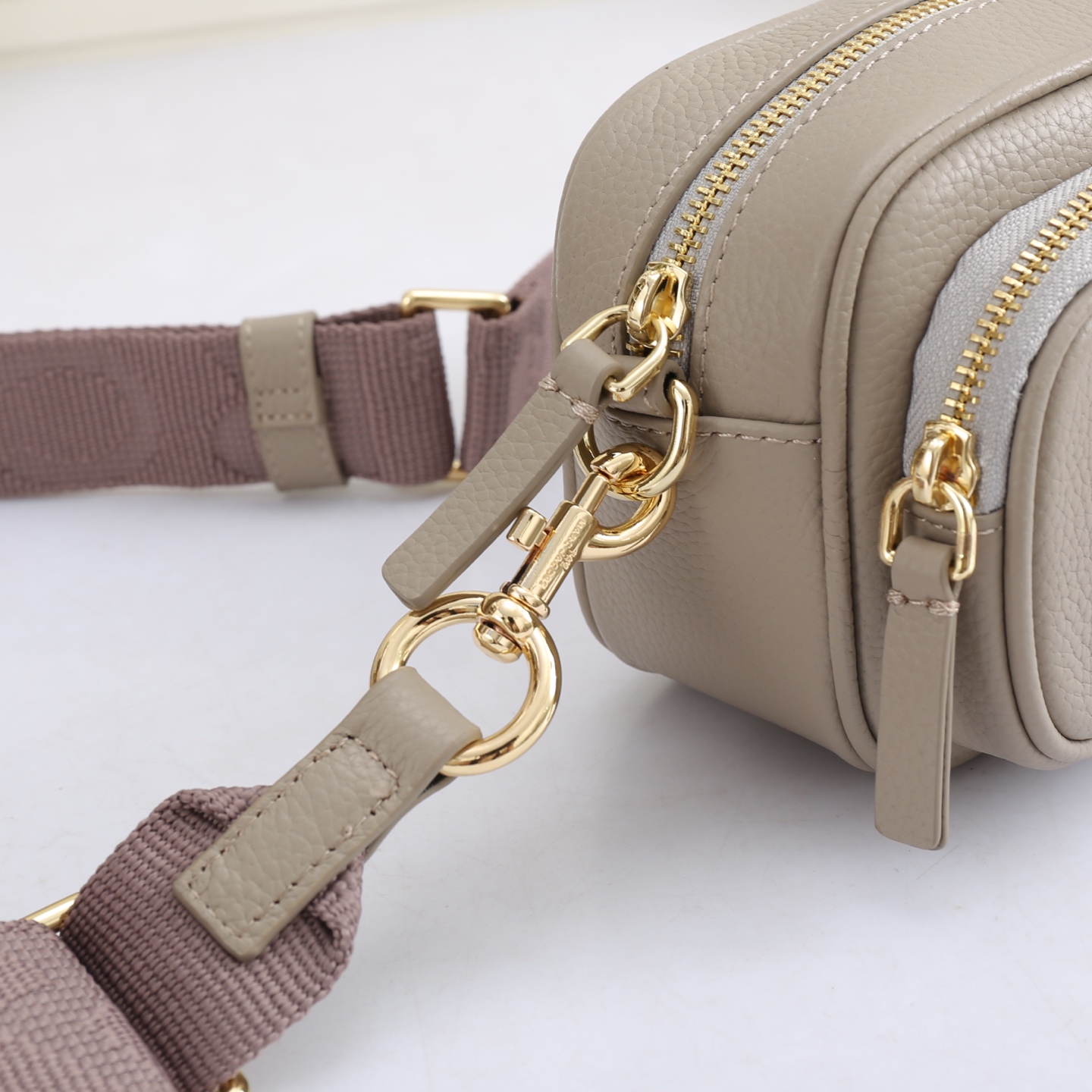 MarcJacobs更新了的相机包更加实用啦，出街通勤最百搭的包包#可斜挎可手提，当作胸包秒变潮流；容量